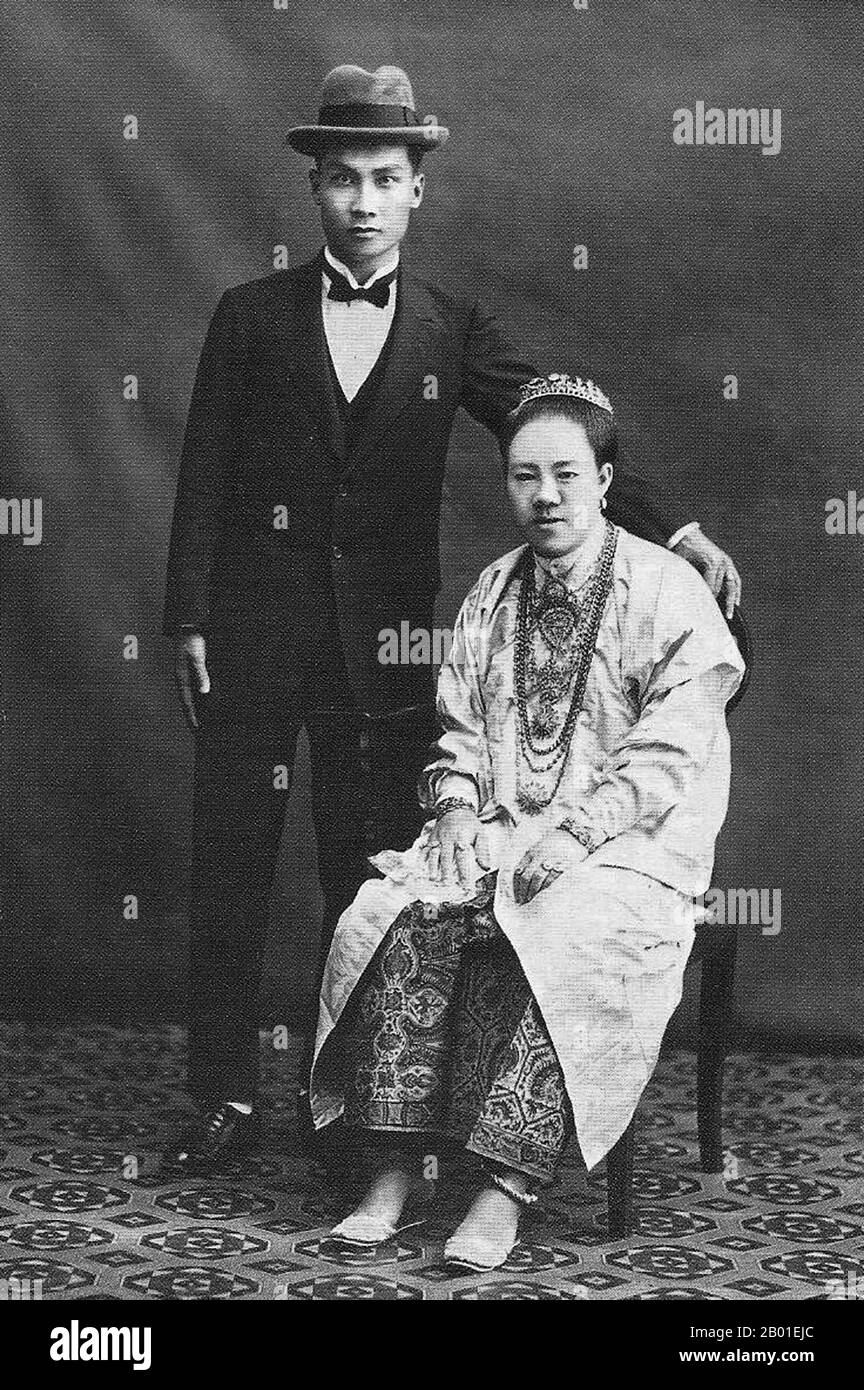 Singapour: Une mariée et marié Peranakan, début du 20th siècle. Les Peranakan Chinese et Baba-Nyonya sont des termes utilisés pour les descendants des immigrants chinois de la fin des années 15th et 16th-siècle dans l'archipel indonésien-malais durant l'ère coloniale. Les membres de cette communauté à Melaka s'identifient comme 'Nyonya Baba' au lieu de 'Baba-Nyonya'. Nyonya est le terme pour les femmes et Baba pour les hommes. Il s'applique en particulier aux populations ethniques chinoises des colonies du détroit britannique de Malaya et de l'île de Java, contrôlée par les pays-Bas, ainsi qu'à d'autres endroits. Banque D'Images