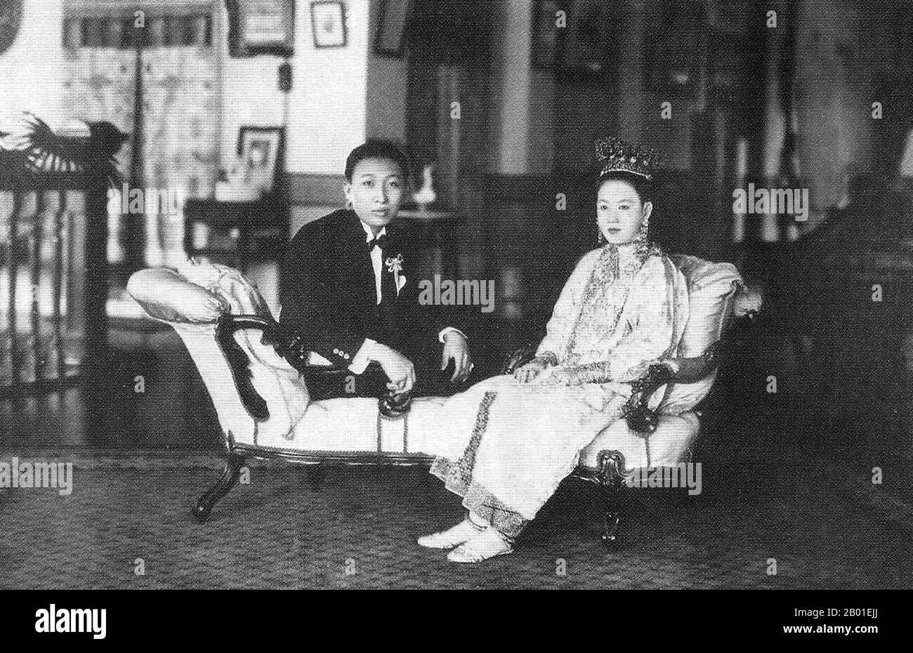 Singapour: Une mariée et marié Peranakan, début du 20th siècle. Les Peranakan Chinese et Baba-Nyonya sont des termes utilisés pour les descendants des immigrants chinois de la fin des années 15th et 16th-siècle dans l'archipel indonésien-malais durant l'ère coloniale. Les membres de cette communauté à Melaka s'identifient comme 'Nyonya Baba' au lieu de 'Baba-Nyonya'. Nyonya est le terme pour les femmes et Baba pour les hommes. Il s'applique en particulier aux populations ethniques chinoises des colonies du détroit britannique de Malaya et de l'île de Java, contrôlée par les pays-Bas, ainsi qu'à d'autres endroits. Banque D'Images