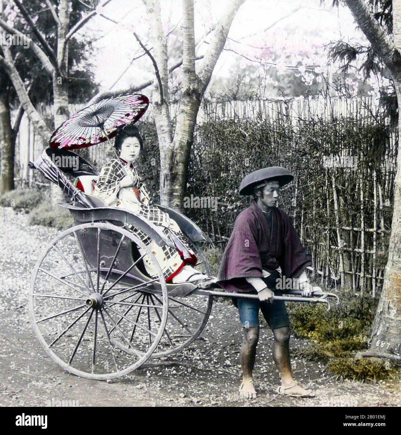Japon: Geisha tiré dans un pousse-pousse, Enami Nobukuni (1859-1929), c. 1900. T. Enami (Enami Nobukuni) était le nom commercial d'un célèbre photographe de l'époque Meiji. Le T. de son nom commercial est censé avoir représenté Toshi, bien qu'il ne l'ait jamais écrit sur aucun document personnel ou d'affaires. Né à Edo (aujourd'hui Tokyo) pendant l'ère Bakumatsu, Enami a d'abord été étudiant, puis assistant du célèbre photographe et collectionniste, Ogawa Kazumasa. Enami a déménagé à Yokohama, et a ouvert un studio sur Benten-dōri (rue Benten) en 1892. Banque D'Images