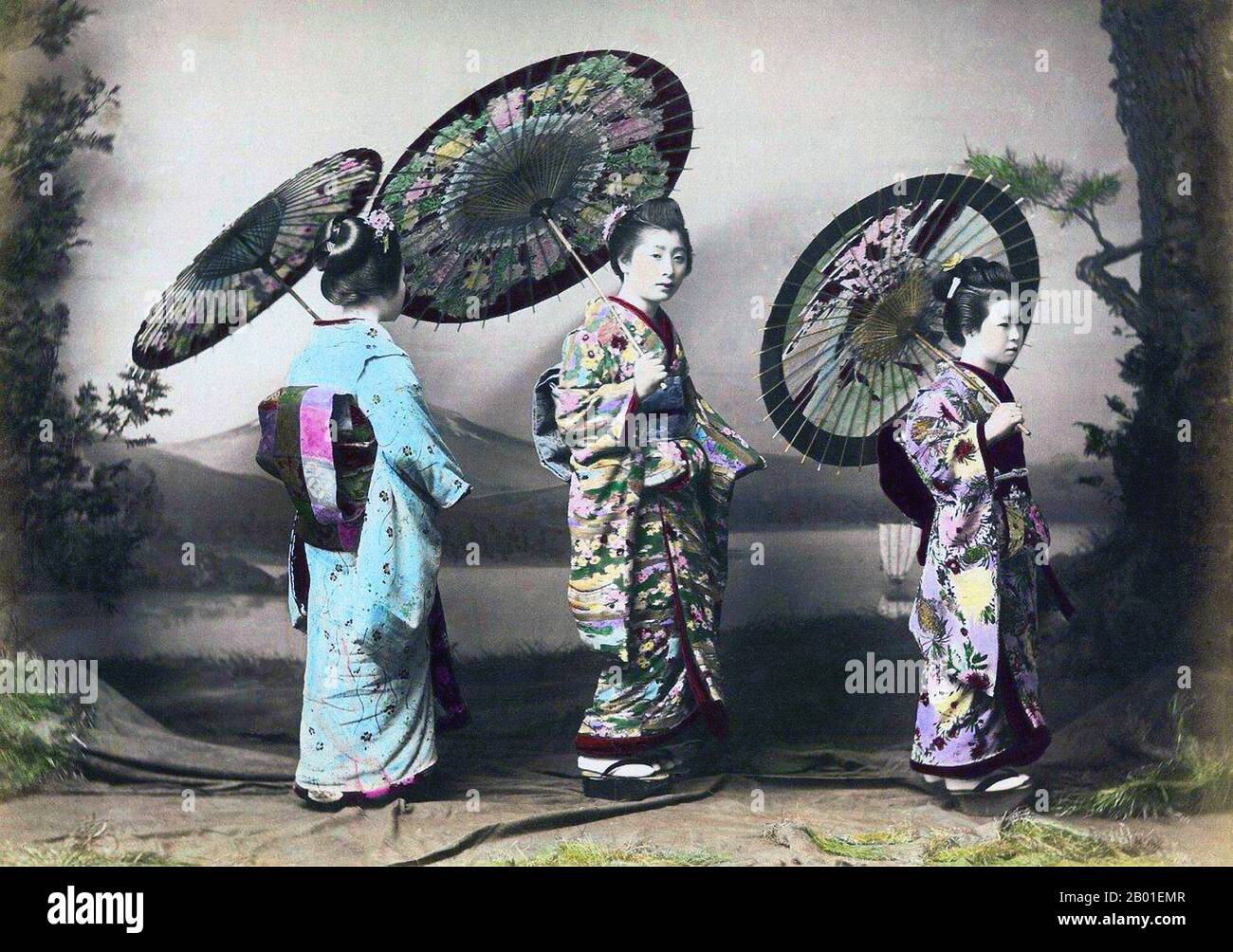 Japon: Trois Geisha posant dans un studio, Enami Nobukuni (1859-1929), c. 1905. T. Enami (Enami Nobukuni) était le nom commercial d'un célèbre photographe de l'époque Meiji. Le T. de son nom commercial est censé avoir représenté Toshi, bien qu'il ne l'ait jamais écrit sur aucun document personnel ou d'affaires. Né à Edo (aujourd'hui Tokyo) pendant l'ère Bakumatsu, Enami a d'abord été étudiant, puis assistant du célèbre photographe et collectionniste, Ogawa Kazumasa. Enami a déménagé à Yokohama, et a ouvert un studio sur Benten-dōri (rue Benten) en 1892. Banque D'Images