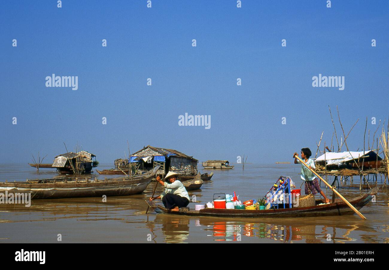 Cambodge: Mère et fille pagayer leur bateau autour d'un village flottant fournissant des nouilles à la population, Tonle SAP (Grand lac). Le Tonlé SAP est un vaste lac dans le nord-ouest du Cambodge, entouré par une plaine fertile. Le fleuve SAP s'étend de l'extrémité sud-est du lac pour rejoindre le Mékong à Phnom Penh, à environ 100km (63 miles) de distance. Pendant les mois secs, approximativement entre novembre et mai, le lac est à son plus petit, bien qu'il couvre encore 2 500 à 3 000sq km (965 à 1 160sq miles). Quand les pluies tombent, cependant, de la mi-mai à octobre, un phénomène hydrographique unique se produit. Banque D'Images