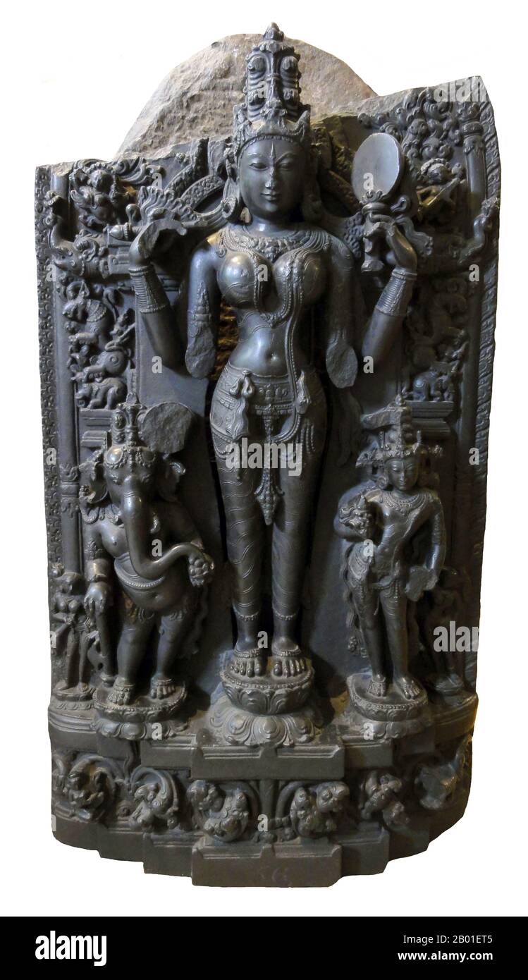 Inde/Bangladesh : Lalita flanquée de Gaṇeśa et Kārttikeya, dynastie Pala, Bengale, vers 11th siècle ce. Photo par FAE (Licence CC BY-sa 3,0). L'empire Pāla, l'un des grands royaumes moyens de l'Inde, existait à partir de 750-1174 ce. Il a été dirigé par une dynastie bouddhiste du Bengale dans la région orientale du sous-continent indien, tous les dirigeants portant des noms se terminant par le suffixe Pala (Bengali moderne: পাল pāl), ce qui signifie protecteur. Les Palas ont souvent été décrits par les opposants comme les seigneurs de Gaula. Les Palas étaient des adeptes des écoles Mahayana et Tantric du bouddhisme. Gopala était le premier dirigeant. Banque D'Images