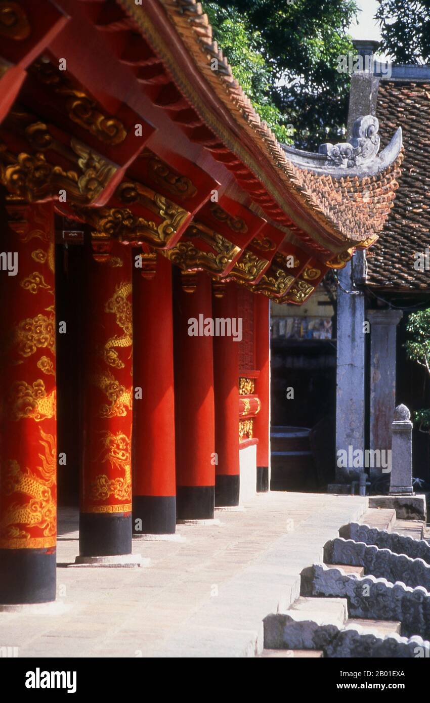 Vietnam : le pavillon de la Grande Maison des cérémonies, peint de manière éclatante, à Van Mieu (Temple de la littérature), à Hanoï. Le Temple de la Littérature ou Van Mieu est l’un des plus grands trésors culturels du Vietnam. Fondé en 1070 par le roi Ly Thanh Tong du début de la dynastie Ly, le temple était à l'origine dédié à la fois à Concius et à Chu Cong, un membre de la famille royale chinoise reconnu comme étant à l'origine de nombreux enseignements que Confucius a développés cinq cents ans plus tard. Le site a été sélectionné par les géomancres de la dynastie Ly pour se tenir en harmonie avec le temple taoïste Bich Cau et la pagode bouddhiste One Pillar. Banque D'Images