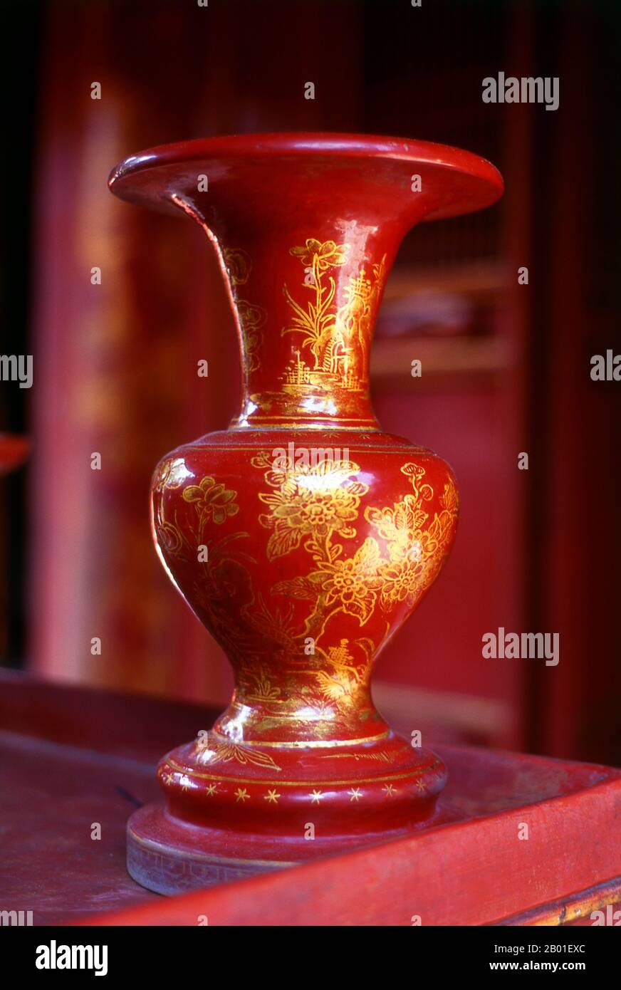 Vietnam : vase laqué sur un autel à Van Mieu (le Temple de la Littérature), Hanoi. Le Temple de la Littérature ou Van Mieu est l’un des plus grands trésors culturels du Vietnam. Fondé en 1070 par le roi Ly Thanh Tong du début de la dynastie Ly, le temple était à l'origine dédié à la fois à Concius et à Chu Cong, un membre de la famille royale chinoise reconnu comme étant à l'origine de nombreux enseignements que Confucius a développés cinq cents ans plus tard. Le site a été sélectionné par les géomancres de la dynastie Ly pour se tenir en harmonie avec le temple taoïste Bich Cau et la pagode bouddhiste One Pillar. Banque D'Images