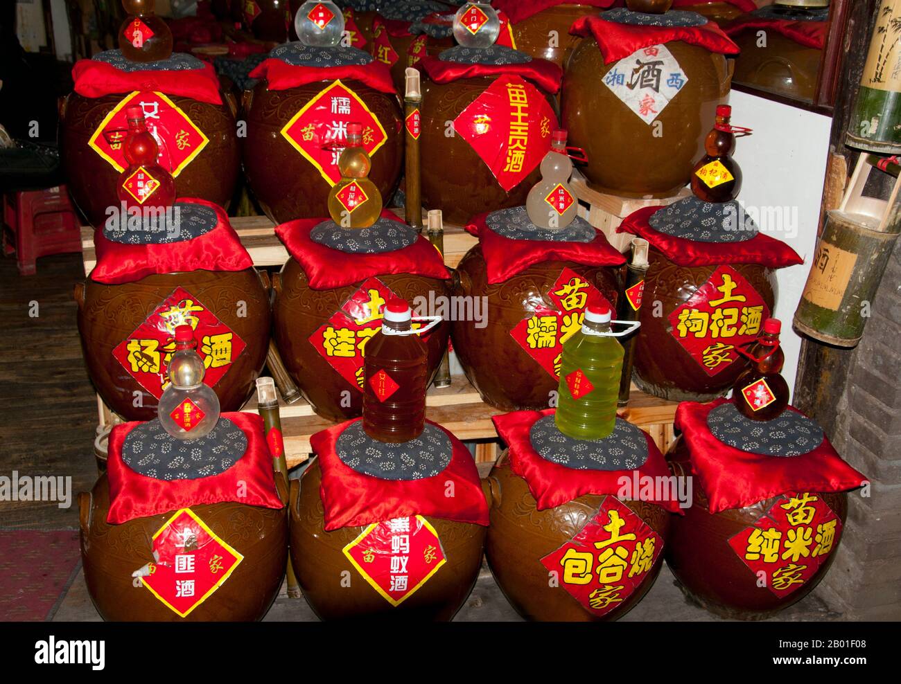 Chine : Fenghuang est réputé pour sa variété de boissons alcoolisées, province du Hunan. Fenghuang est chinois pour Phoenix et se réfère à la mythique oiseau de feu sacré qui peut être trouvé dans les mythologies des Perses, Grecs, Romains, Egyptiens, Chinois, Et (selon Sanchuniathon) les Phéniciens. La légende suggère que deux phénolxes à la découverte de la ville ont survolé pendant un certain temps avant de voler à contrecœur. La ville de Fenghuang est une ancienne ville bien conservée, qui date soi-disant de 248 BCE. Elle abrite les minorités Miao et Tujia. Banque D'Images