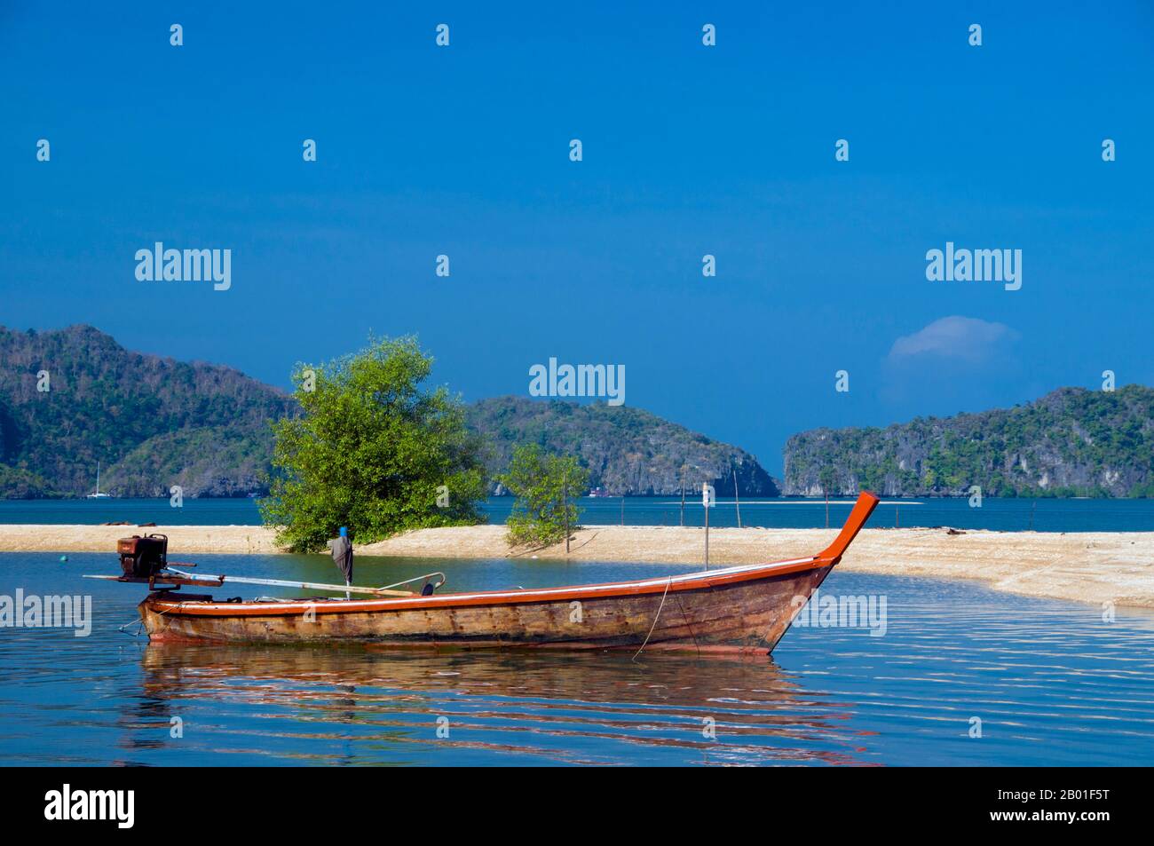 Thaïlande: Pak Bara, province de Satun, sud de la Thaïlande. Pak Bara est une petite ville balnéaire et un village de pêcheurs à environ 60km (37 milles) au nord-ouest de la capitale provinciale, Satun. Bien que moins une destination à part entière qu'un point de départ pour les visites au parc national marin de Mu Ko Phetra et au parc national marin de Ko Tarutao. Banque D'Images