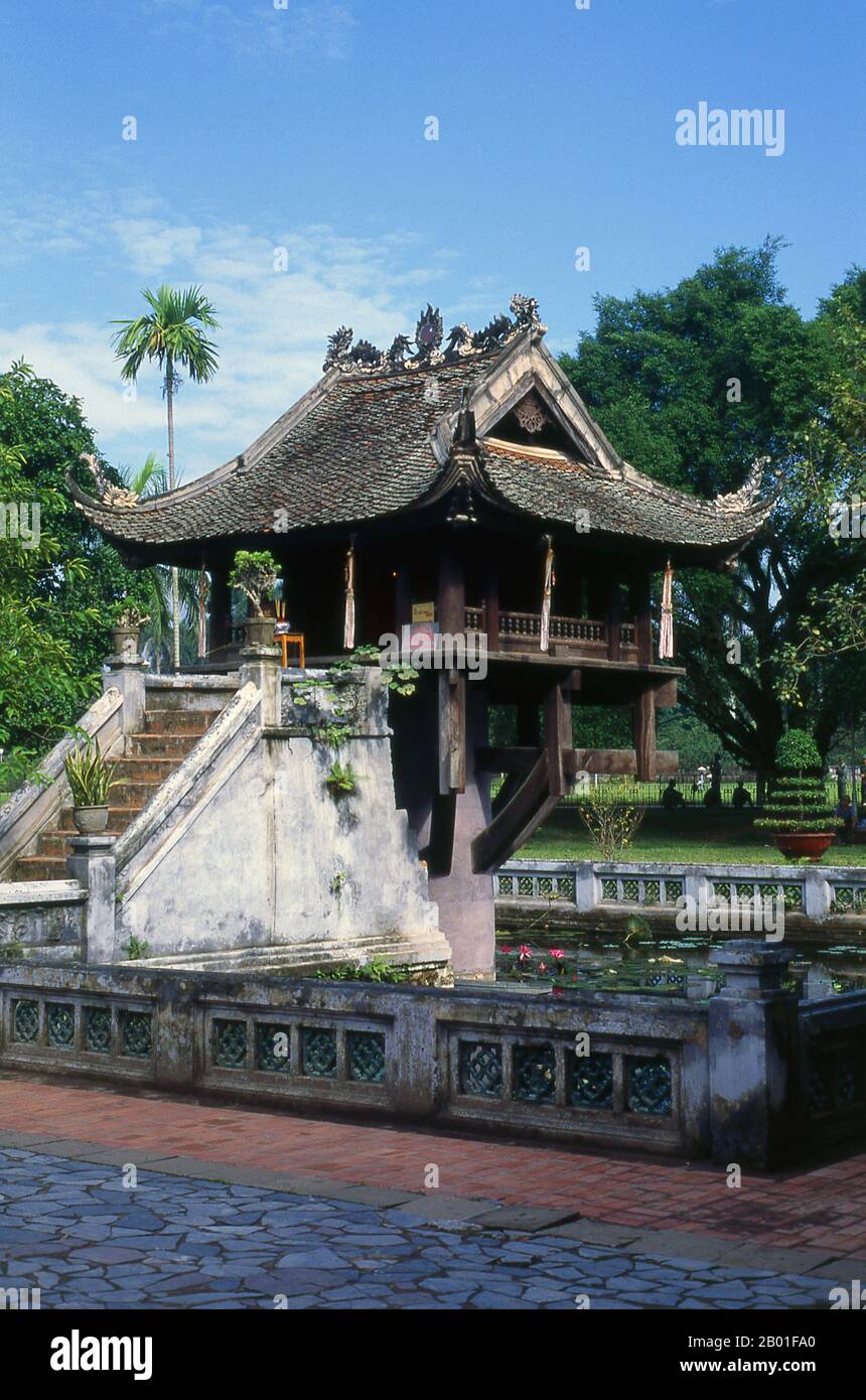 «une pagode pilier» ou Chua Mot Cot est une icône importante pour la ville de Hanoi. Debout dans la petite pagode Dien Huu, qui date également du XIe siècle, Chua Mot Cot est une pagode en bois construite, comme son nom l'indique, sur un pilier en pierre unique debout dans un étang simple mais élégant de lotus. Le roi Ly Thai Tong (1000 - 1054) a construit à l'origine la Pagode Dien Huu et le Chua Mot Cot en 1049. Selon la légende, le roi, n'ayant pas de fils, a été visité dans ses rêves par la déesse de Mercy Quan Am, qui était assis sur une fleur de lotus et lui a présenté un bébé garçon. Peu après, Ly Thai Tong mariage Banque D'Images