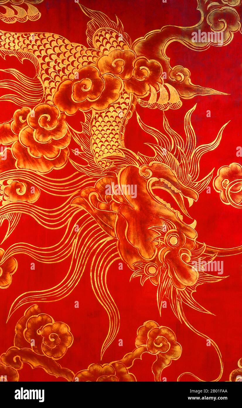 Vietnam : dragon peint en laque sur un pilier à Van Mieu (le Temple de la Littérature), Hanoi. Le Temple de la Littérature ou Van Mieu est l’un des plus grands trésors culturels du Vietnam. Fondé en 1070 par le roi Ly Thanh Tong du début de la dynastie Ly, le temple était à l'origine dédié à la fois à Concius et à Chu Cong, un membre de la famille royale chinoise reconnu comme étant à l'origine de nombreux enseignements que Confucius a développés cinq cents ans plus tard. Le site a été sélectionné par les géomancres de la dynastie Ly pour se tenir en harmonie avec le temple taoïste Bich Cau et la pagode bouddhiste One Pillar. Banque D'Images