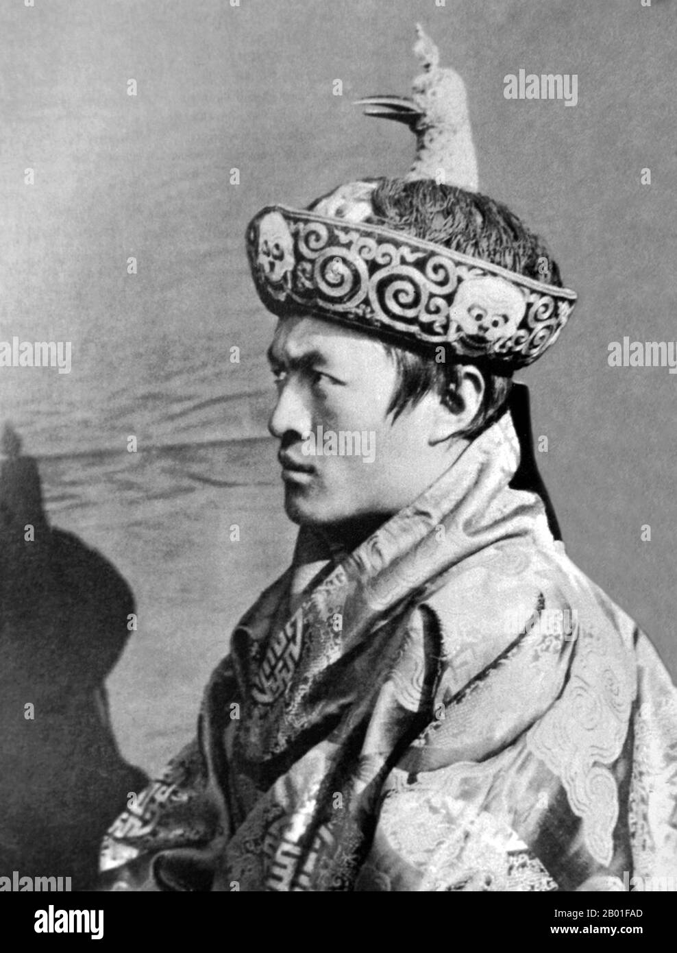 Bhoutan: Sa Majesté Ugyen Wangchuck (11 juin 1862 - 26 août 1926), 1st Druk Gyalpo ou 'Dragon King' (r. 1907-1926), c. 1900s. Gongsar Ugyen Wangchuck était le premier Druk Gyalpo du Bhoutan, fils de Jigme Namgyal, le Druk Desi (dirigeant laïc) du Bhoutan à l'époque. Luttant contre diverses rébellions et guerres civiles, dont le point culminant fut la bataille de Changlimethang en 1886 (le dernier conflit civil armé au Bhoutan), il devint le dirigeant de facto du Bhoutan et une monarchie bouddhiste fut établie en 1907. Après une élection, il est devenu le premier Druk Gyalpo. Banque D'Images