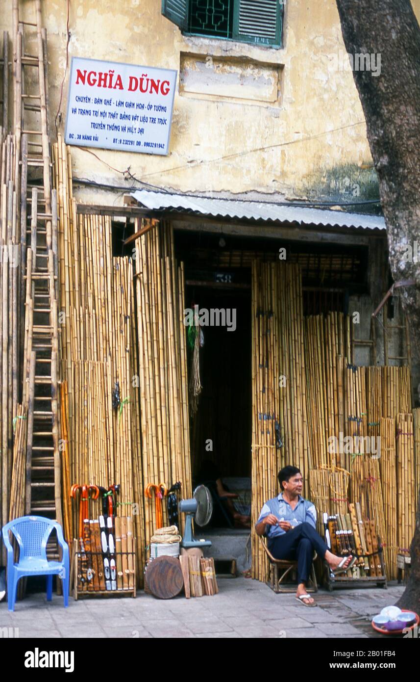 Vietnam: Bambou à vendre dans le Vieux quartier, Hanoi. Le vieux quartier de Hanoi se trouve immédiatement au nord du lac Ho Hoan Kiem. Il est plus connu localement sous le nom de Bam Sau Pho Phuong ou les «trente six rues». 'Phuong' signifie une guilde commerciale, et la plupart des rues commencent par le mot 'Hang' signifiant marchandise. Cette partie ancienne de la ville a longtemps été associée au commerce, et elle le reste encore beaucoup aujourd'hui. Banque D'Images