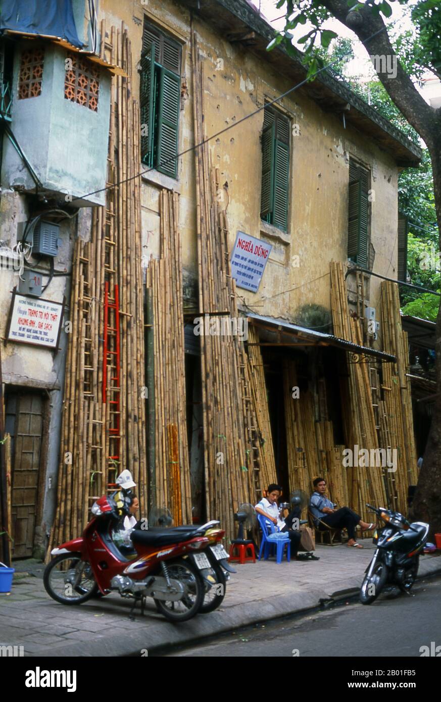 Vietnam: Bambou à vendre dans le Vieux quartier, Hanoi. Le vieux quartier de Hanoi se trouve immédiatement au nord du lac Ho Hoan Kiem. Il est plus connu localement sous le nom de Bam Sau Pho Phuong ou les «trente six rues». 'Phuong' signifie une guilde commerciale, et la plupart des rues commencent par le mot 'Hang' signifiant marchandise. Cette partie ancienne de la ville a longtemps été associée au commerce, et elle le reste encore beaucoup aujourd'hui. Banque D'Images