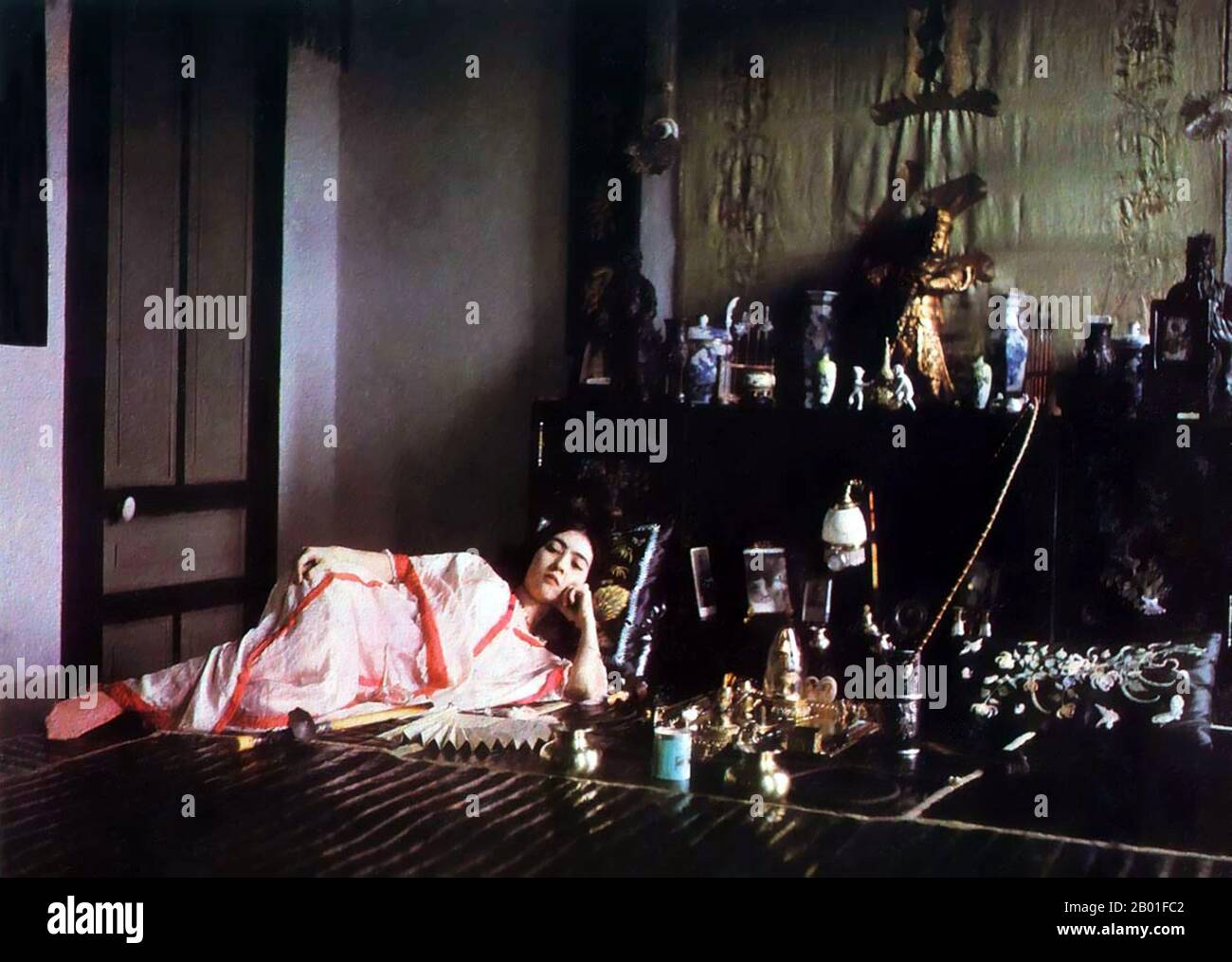 Vietnam : courtesan vietnamien à Saigon opium den, c. 1915. Les Français ont établi une franchise d'opium pour mettre leur nouvelle colonie sur une base de paiement six mois seulement après avoir annexé Saigon en 1862. L'opium a été importé de l'Inde, taxé à 10 pour cent de la valeur, et vendu par des marchands chinois agréés à tous les comers. L'opium est devenu une source de revenu extrêmement lucrative, et cette expérience réussie a été répétée comme les Français ont acquis d'autres zones en Indochine. Banque D'Images Vietnam : courtesan vietnamien à Saigon opium den, c. 1915. Les Français ont établi une franchise d'opium pour mettre leur nouvelle colonie sur une base de paiement six mois seulement après avoir annexé Saigon en 1862. L'opium a été importé de l'Inde, taxé à 10 pour cent de la valeur, et vendu par des marchands chinois agréés à tous les comers. L'opium est devenu une source de revenu extrêmement lucrative, et cette expérience réussie a été répétée comme les Français ont acquis d'autres zones en Indochine. Banque D'Images