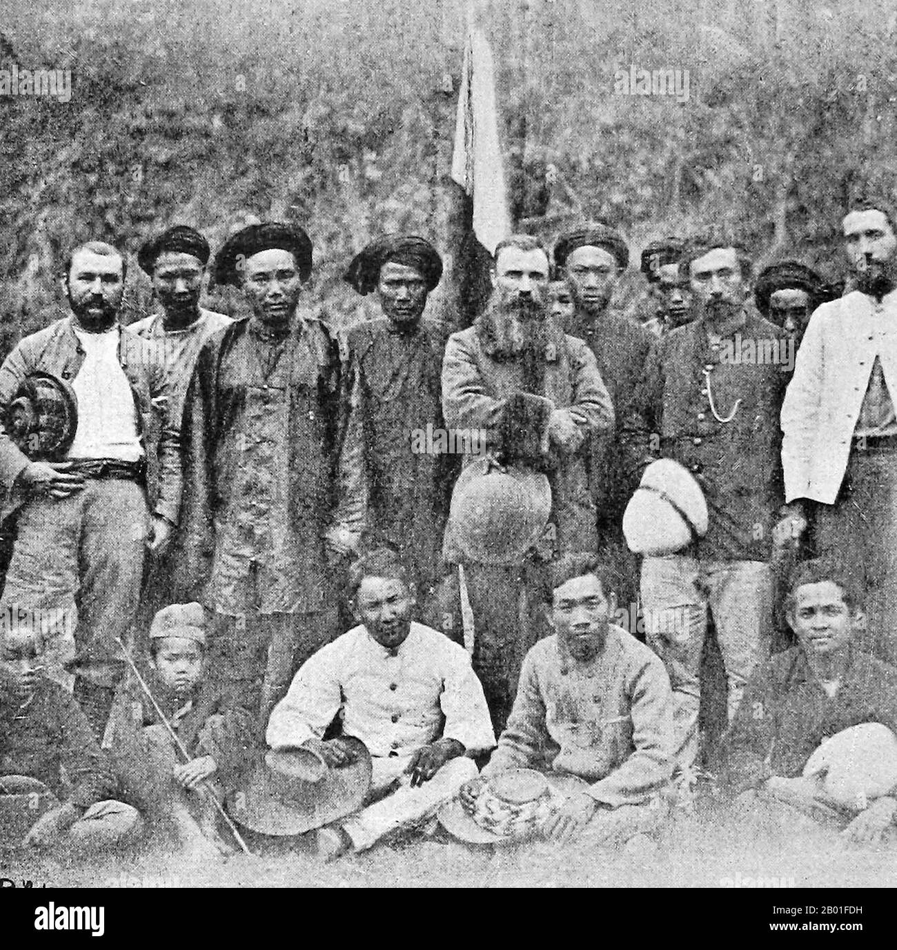 Vietnam: DEO Van Tri (Kham OUN), seigneur de la Fédération de Tai de Sipsongchuthai (1849-1908) troisième gauche, avec Auguste Pavie (1847-1925), centre avec la barbe, vers 1890. À la fin du siècle 19th, tout le territoire s'étendant de Dien bien Phu au sud jusqu'à la frontière chinoise au nord forme une région autonome appelée Sipsongchutai, ou «douze principes de Tai». Il a été dirigé par un prince de Tai blanc héréditaire de sa capitale à Lai Chau et a rendu hommage, à un moment ou à un autre, au Siam, au Vietnam ou à la Chine, et parfois aux trois. Banque D'Images