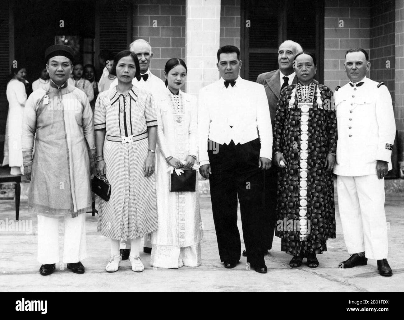 Vietnam: DEO Van long (15 mars 1887 - 20 novembre 1975), seigneur de la Fédération de Tai de Sipsongchuthai (première gauche), au mariage de sa fille, DEO Nang toi (centre), 1940. Đèo Văn long était le leader du Tai blanc de la confédération SIP Song Chau Tai du Tonkin du Nord-Ouest en Indochine française. Sous son père DEO Van Tri, il était le scion d'une lignée noble féodale héréditaire avec des racines dans la province du Yunnan. Il a généré beaucoup de revenus pour la Fédération en agissant comme intermédiaire dans le trafic d'opium entre la Fédération de Tai et les Français. Banque D'Images