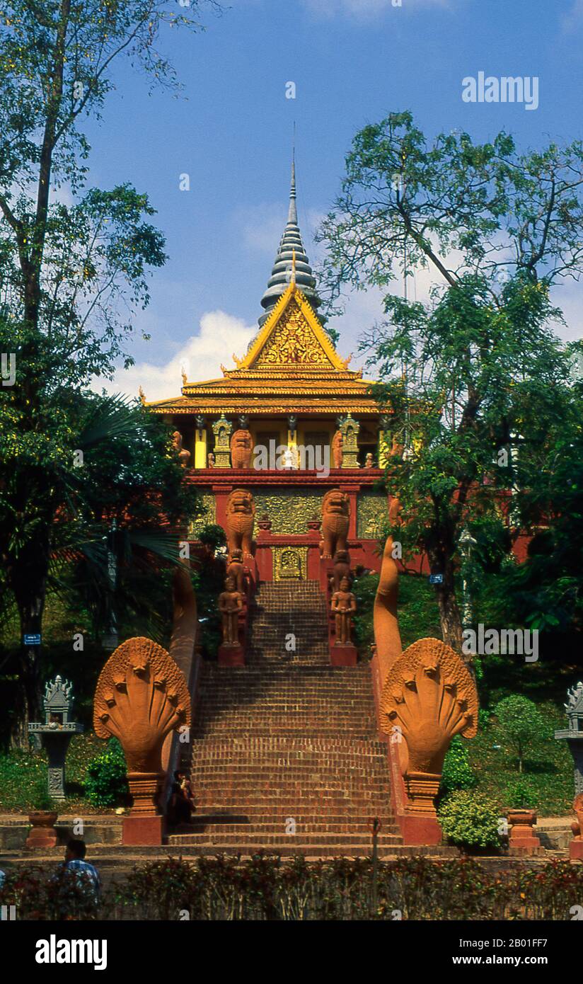 Cambodge: Escalier Naga menant à Wat Phnom, Phnom Penh. Phnom Penh se trouve sur le côté ouest du Mékong, au point où il est rejoint par le fleuve SAP et se divise en fleuve Bassac, faisant un lieu de rencontre de quatre grandes voies navigables connues au Cambodge sous le nom de Chatomuk ou "four faces". Elle est au centre de la vie cambodgienne depuis peu après l'abandon d'Angkor au milieu du 14th siècle et est la capitale depuis 1866. Élégante ville franco-cambodgienne de larges boulevards et de temples bouddhistes, elle fut considérée comme l'un des joyaux de l'Asie du Sud-est jusqu'à l'ascension des Khmers rouges. Banque D'Images