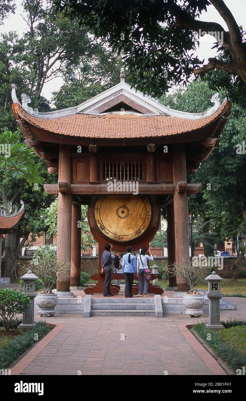 Vietnam : la Tour du tambour, Temple de la Littérature (Van Mieu), Hanoï. Le Temple de la Littérature ou Van Mieu est l’un des plus grands trésors culturels du Vietnam. Fondé en 1070 par le roi Ly Thanh Tong du début de la dynastie Ly, le temple était à l'origine dédié à la fois à Concius et à Chu Cong, un membre de la famille royale chinoise reconnu comme étant à l'origine de nombreux enseignements que Confucius a développés cinq cents ans plus tard. Le site a été sélectionné par les géomancres de la dynastie Ly pour se tenir en harmonie avec le temple taoïste Bich Cau et la pagode bouddhiste One Pillar. Banque D'Images