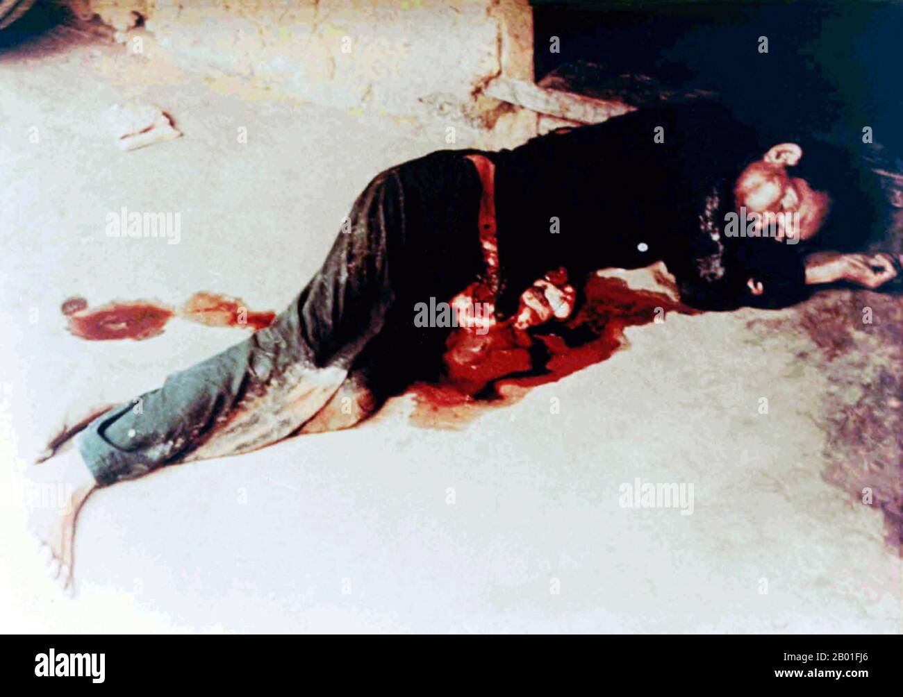 Vietnam: Un homme victime du massacre de My Lai ou Thảm sát Mỹ Lai, 6 mars 1868. Photo du Sgt Ronald L. Haeberle. Le massacre de My Lai a été le meurtre de masse de la guerre du Vietnam de 347 à 504 civils non armés dans le sud du Vietnam sur 16 mars 1968, par des soldats de l'armée américaine de la Compagnie 'Charlie' du 1st Bataillon, 20th infanterie Regiment, 11th Brigade de la Division américaine. La plupart des victimes étaient des femmes, des enfants (y compris des bébés) et des personnes âgées. Beaucoup ont été violées, battues et torturées, et certains corps ont par la suite été mutilés. Banque D'Images