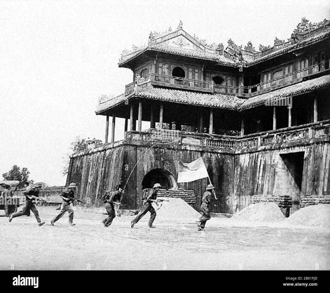 Vietnam: Troupes du Front national de libération (NLF, Viet Cong, VC) qui ont fait des courses à la Citadelle de Hue, offensive de Tet, 1968. La deuxième guerre d'Indochine, connue aux États-Unis sous le nom de guerre du Vietnam, a été un conflit militaire de l'époque de la Guerre froide qui s'est produit au Vietnam, au Laos et au Cambodge du 1 novembre 1955 à la chute de Saigon le 30 avril 1975. Cette guerre a suivi la première Guerre d'Indochine et a été menée entre le Nord du Vietnam, soutenu par ses alliés communistes, et le gouvernement du Sud Vietnam, soutenu par les États-Unis et d'autres nations anticommunistes. Banque D'Images