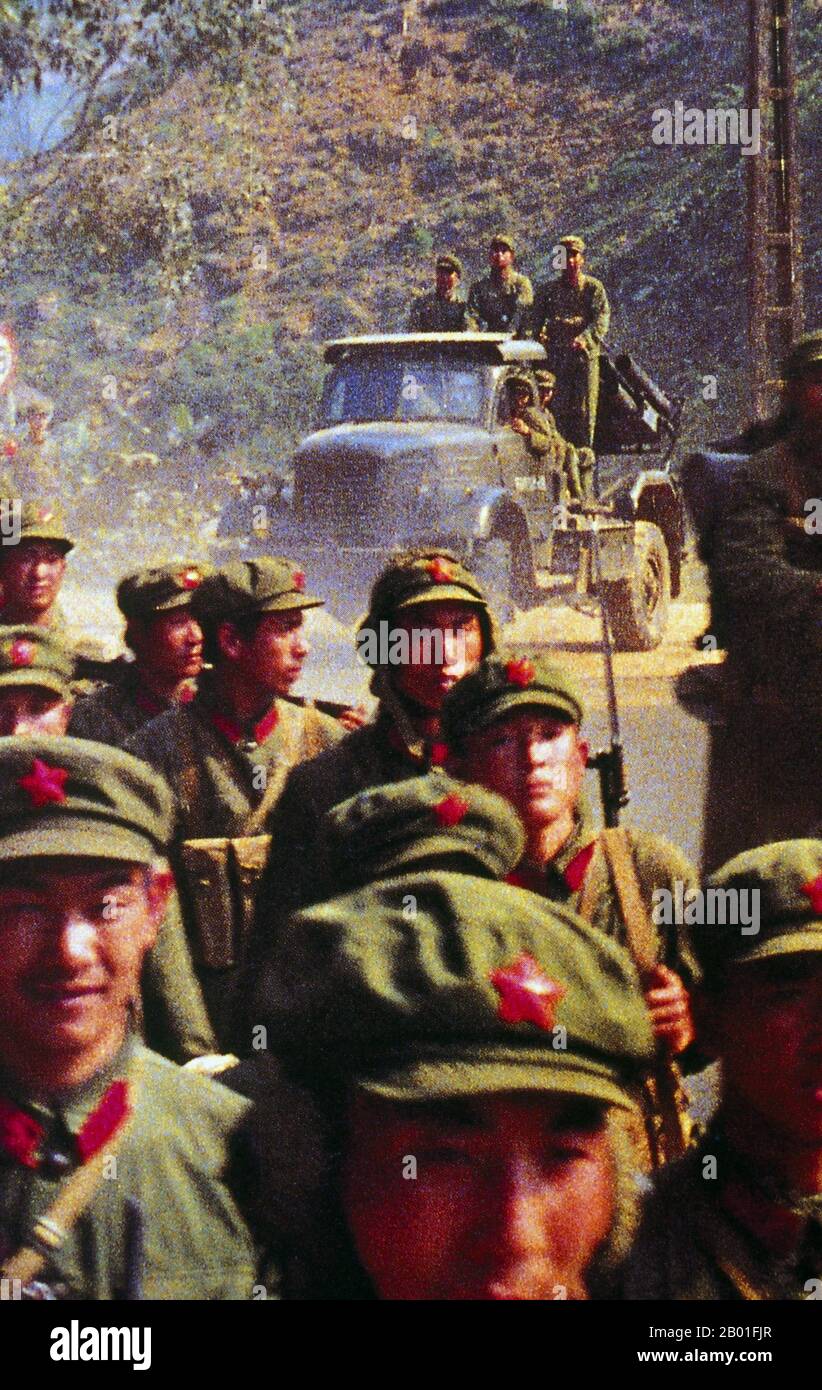 Vietnam : les soldats chinois de l'ALP envahissent le Vietnam, troisième guerre d'Indochine, 1979. La guerre sino-vietnamienne (vietnamienne: Chiến tranh biên giới Việt-Trung), également connue sous le nom de troisième guerre indochine, connue en RPC sous le nom de 对越自卫反击战 (contre-attaque contre le Vietnam en autodéfense) et au Vietnam sous le nom de Chiến tranh chống bành trướng Trung Hoa (guerre contre l'expansionnisme chinois), A été une guerre frontalière brève mais sanglante menée en 1979 entre la République populaire de Chine (RPC) et la République socialiste du Vietnam. La RPC a lancé l'offensive en réponse à l'invasion et à l'occupation du Cambodge par le Vietnam en 1978. Banque D'Images