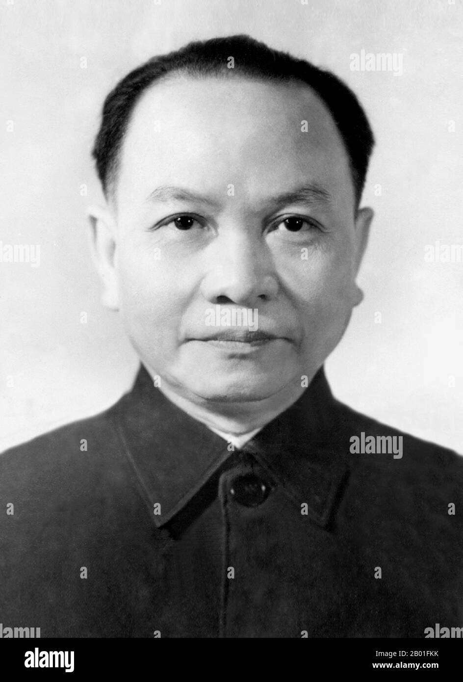 Vietnam : Truong Chinh (9 février 1907 - 30 septembre 1988), idéologue nationaliste et communiste, c. 1960s. Trường Chinh (pseudonyme signifiant « longue marche »), né Đặng Xuân Khu, était un leader politique communiste et théoricien vietnamien. De 1941 à 1957, il a été le deuxième dirigeant communiste du Vietnam (après Hồ Chí Minh), jusqu'à ce que son programme de réforme agraire avorté le voit rétrogradé. Après la mort de Lê Duẩn en 1986, il fut brièvement le premier dirigeant du Vietnam. On se souvient de lui comme d'un communiste de ligne dure aux fortes tendances maoïstes. Son dernier rôle majeur a été de lancer les rénovations économiques de Doi moi moi. Banque D'Images