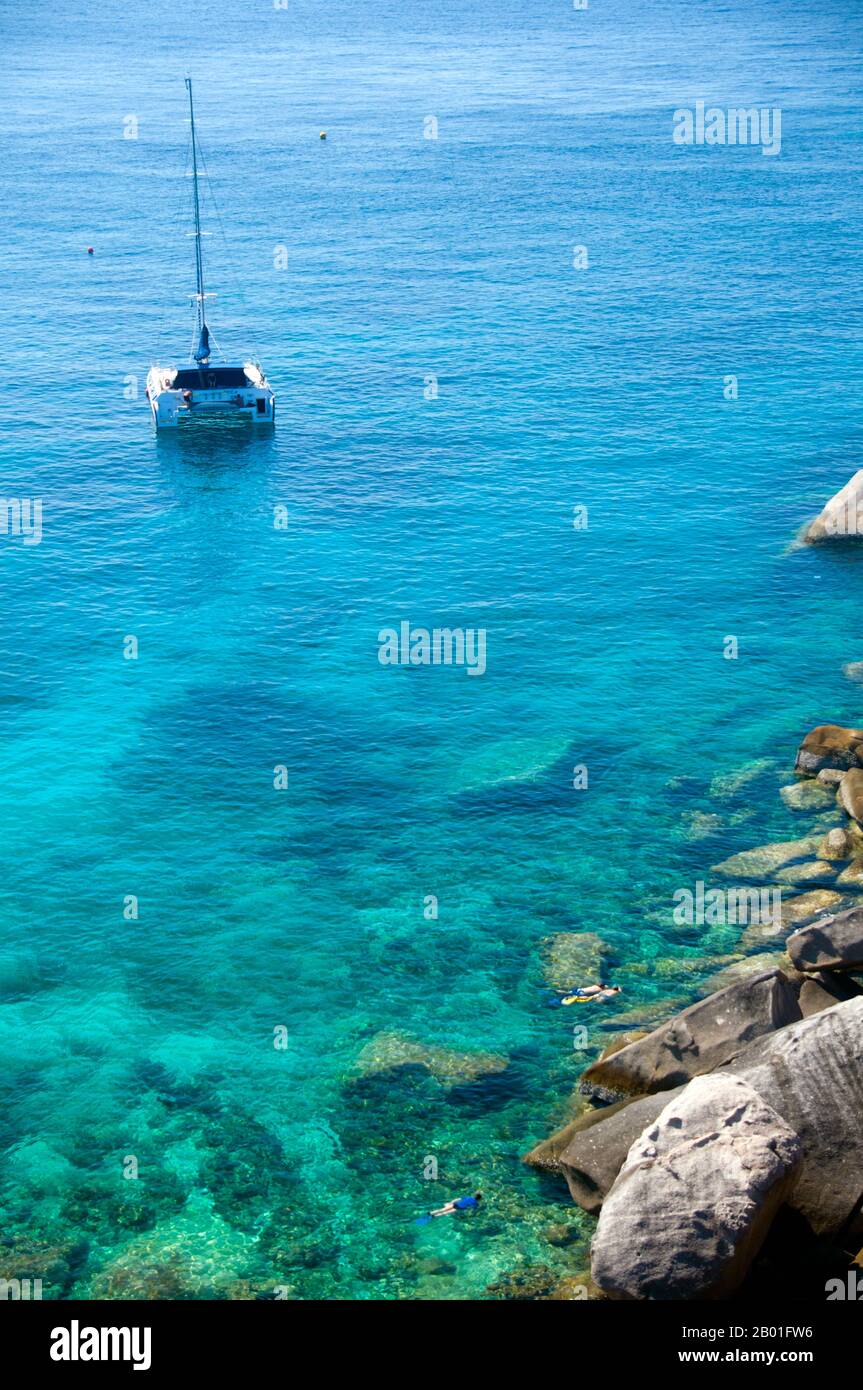 Thaïlande: Snorkelers et yacht, île Similan (île 8), Donald Duck Bay, îles Similan. Les îles Similan se trouvent à environ 100 kilomètres au nord-ouest de Phuket dans la mer d'Andaman. En 1982, cette zone de 128 kilomètres carrés a été déclarée parc national marin, et ces dernières années, le groupe de neuf petites îles (Similan est dérivé du sembilan malais, et signifie neuf) est devenu l'une des principales attractions pour les visiteurs dans le sud de la Thaïlande. Les îles sont réputées parmi les plongeurs pour leurs récifs coralliens riches, leurs eaux claires et leurs plages immaculées. Banque D'Images