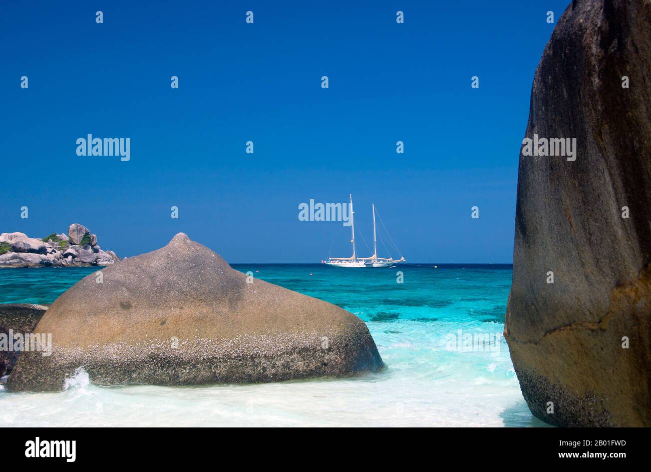 Thaïlande : yacht, Ko Miang (île 4), îles Similan. Les îles Similan se trouvent à environ 100 kilomètres au nord-ouest de Phuket dans la mer d'Andaman. En 1982, cette zone de 128 kilomètres carrés a été déclarée parc national marin, et ces dernières années, le groupe de neuf petites îles (Similan est dérivé du sembilan malais, et signifie neuf) est devenu l'une des principales attractions pour les visiteurs dans le sud de la Thaïlande. Les îles sont réputées parmi les plongeurs pour leurs récifs coralliens riches, leurs eaux claires et leurs plages immaculées. Les meilleurs mois de plongée sont entre décembre et mai quand le temps est bon. Banque D'Images