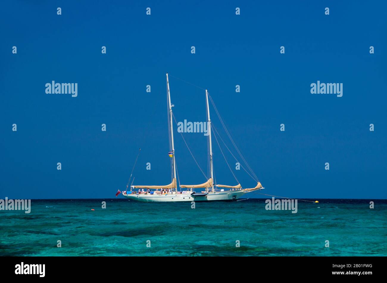 Thaïlande : yacht, Ko Miang (île 4), îles Similan. Les îles Similan se trouvent à environ 100 kilomètres au nord-ouest de Phuket dans la mer d'Andaman. En 1982, cette zone de 128 kilomètres carrés a été déclarée parc national marin, et ces dernières années, le groupe de neuf petites îles (Similan est dérivé du sembilan malais, et signifie neuf) est devenu l'une des principales attractions pour les visiteurs dans le sud de la Thaïlande. Les îles sont réputées parmi les plongeurs pour leurs récifs coralliens riches, leurs eaux claires et leurs plages immaculées. Les meilleurs mois de plongée sont entre décembre et mai quand le temps est bon. Banque D'Images