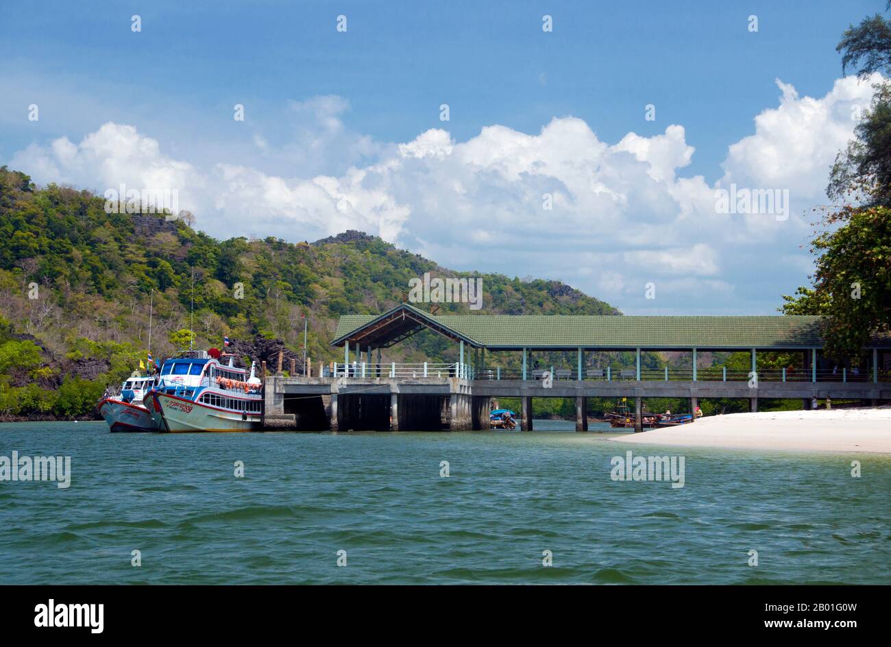 Thaïlande: AO Pante Malaka, Ko Tarutao, Ko Tarutao Parc national marin. AO Pante Melaka est une longue baie sur la rive nord-ouest de Ko Tarutao, avec une plage de sable fin. Le quartier général du parc national marin de Ko Tarutao est situé ici, ainsi qu'un centre de services touristiques qui abrite une exposition couvrant le fond historique et naturel du parc. Le parc national marin de Ko Tarutao se compose de 51 îles réparties dans deux groupes principaux dispersés à travers la mer d'Andaman dans la Thaïlande la plus méridionale. Seulement sept des îles sont de toute taille, y compris Ko Tarutao à l'est, et Ko Adang-Ko Rawi à l'ouest. Banque D'Images
