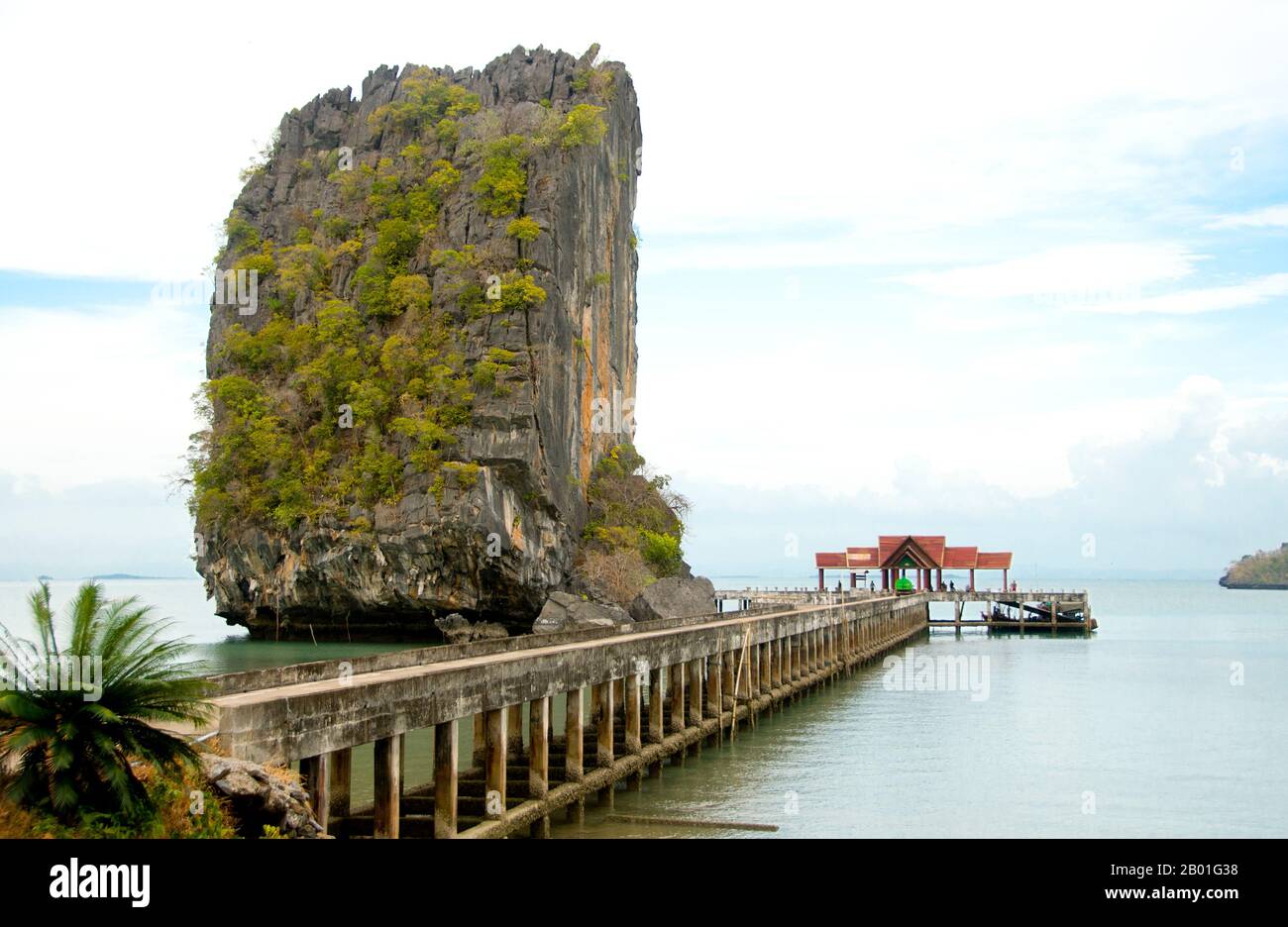 Thaïlande: Jetée à Ao Taloh Udang, Parc national marin de Ko Tarutao, Ko Tarutao. Dans le passé, Ao Taloh Udang a été utilisé comme camp isolé pour les prisonniers politiques, mais aujourd'hui il ne reste que quelques signes de ce règlement pénal. Le parc national marin de Ko Tarutao se compose de 51 îles réparties dans deux groupes principaux dispersés à travers la mer d'Andaman dans la Thaïlande la plus méridionale. Seulement sept des îles sont de toute taille, y compris Ko Tarutao à l'est, et Ko Adang-Ko Rawi à l'ouest. Banque D'Images