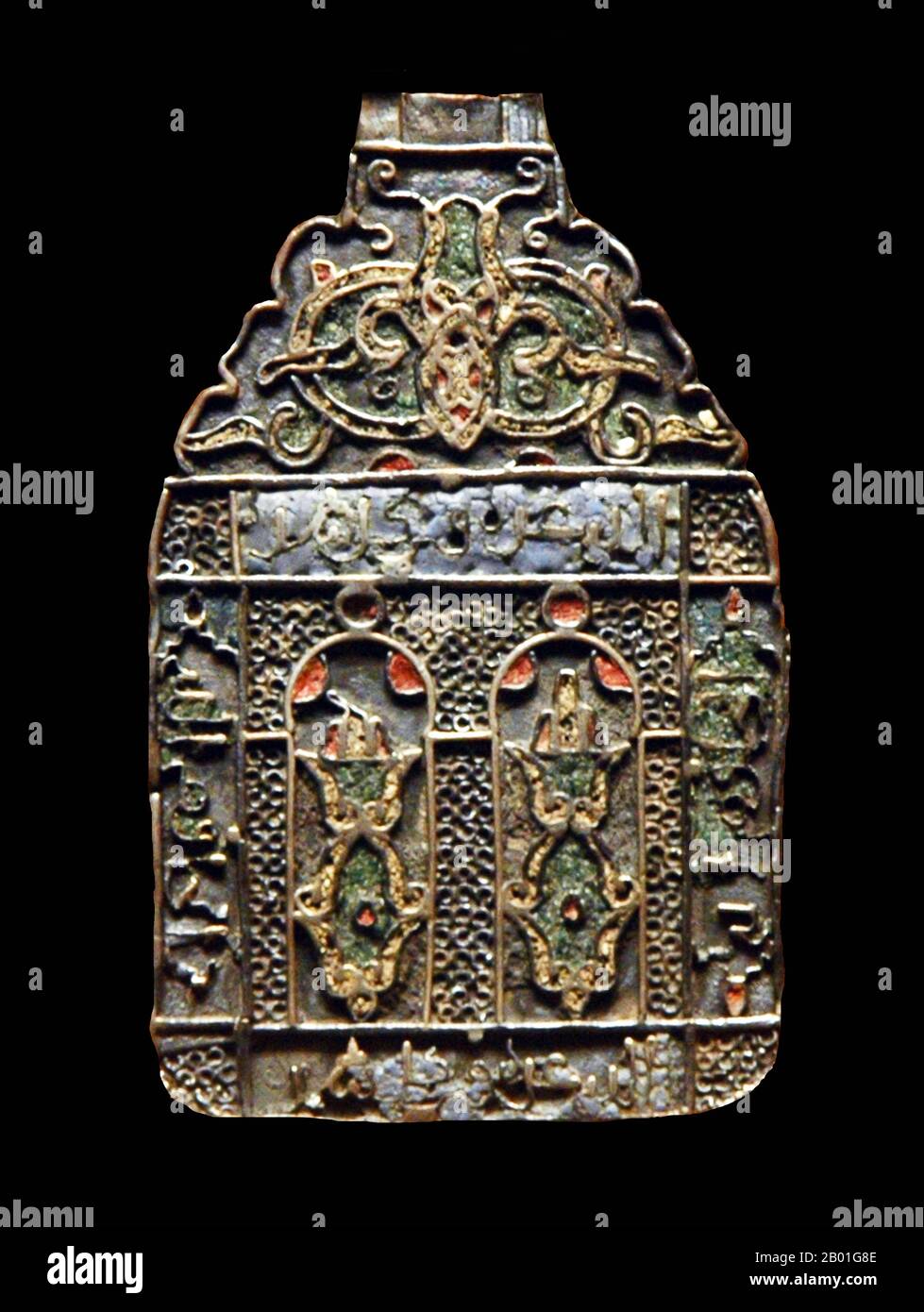Espagne/Al-Andalus: Une amulette islamique décorée de deux mains de Fatima, avec les inscriptions "Dieu est le gardien" et "Dieu apporte la consolation dans tous les procès". Martelé argent avec filigrane et décoration en émail cloisonné. 14th-15th siècle, peut-être Cordoue ou Grenade. Al-Andalus était le nom arabe donné à une nation et à une région territoriale aussi communément appelée Iberia mauresque. Le nom décrit des parties de la péninsule ibérique et de la Septimania gouvernées par des musulmans (souvent donné le nom générique de Moors), à divers moments de la période entre 711 et 1492. Banque D'Images