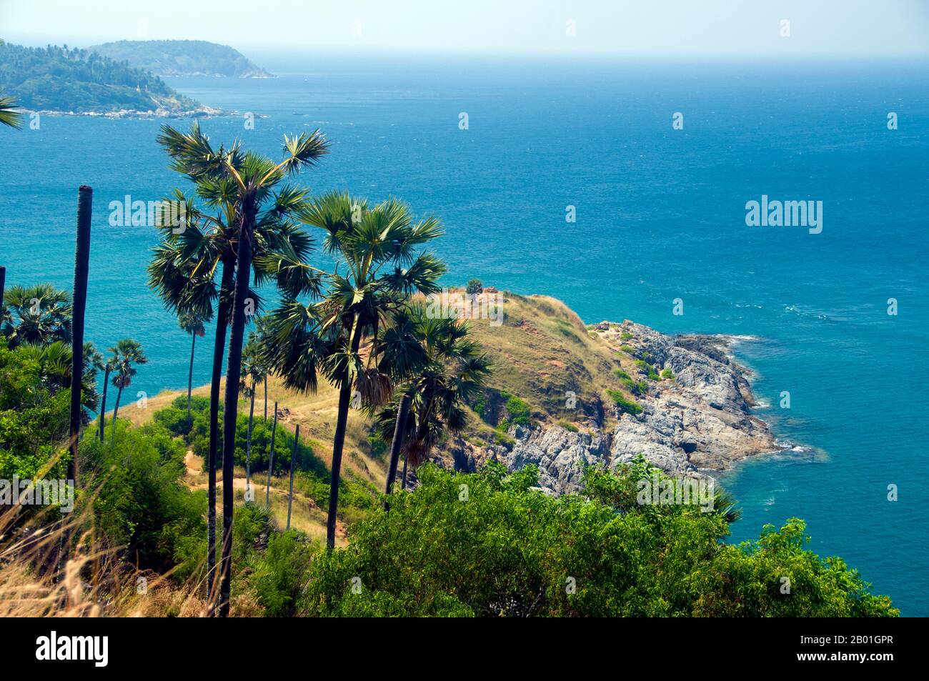 Thaïlande : Laem Phromthep (Cap Phromthep), Phuket. Phuket, à 810 km2 la plus grande île de Thaïlande, se trouve dans la mer d'Andaman juste au large de la côte de la province de Phang-nga. Relié au continent par une large chaussée, il est devenu la station balnéaire la plus luxueuse et exquise de Thaïlande. Au cours des siècles passés Phuket était un important poste de traite sur la rive orientale du golfe du Bengale, gérant la navigation et traitant avec les marins des mondes arabe et malais, l'Inde, la Birmanie (Myanmar), la Chine et, bien sûr, Siam. Au 16e siècle, l'île était également bien connue des Européens. Banque D'Images