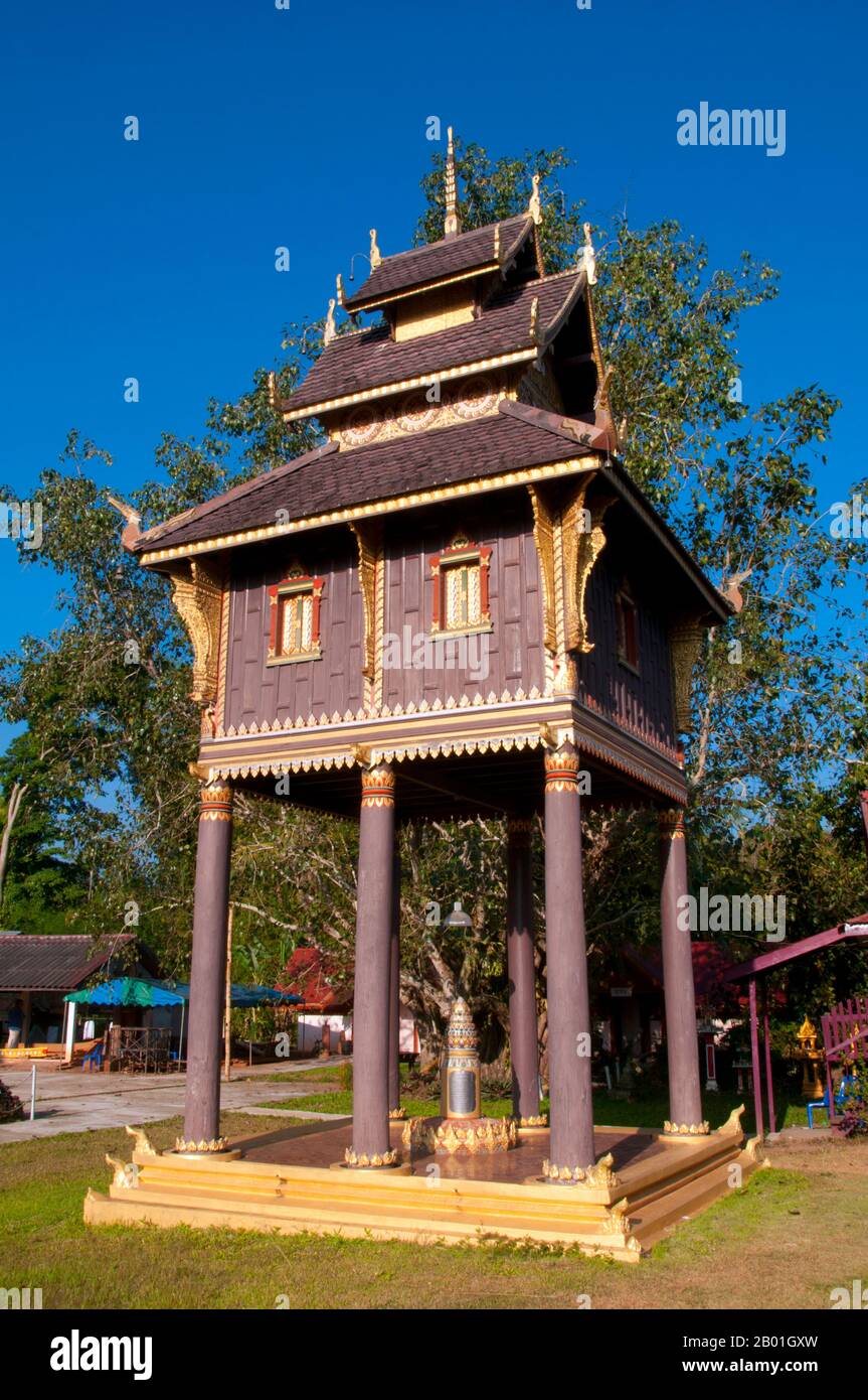 Thaïlande : la bibliothèque des écritures ou Ho Trai surélevée à Wat si Pho Chai Na Phung, district de Na Haeo, province de Loei. La province de Loei (thaï : เลย) est située dans le nord-est de la Thaïlande. Les provinces voisines sont (de l'est dans le sens des aiguilles d'une montre) Nong Khai, Udon Thani, Nongbua Lamphu, Khon Kaen, Phetchabun, Phitsanulok. Au nord, elle borde les provinces de Xaignabouli et Vientiane du Laos. La province est couverte de basses montagnes, tandis que la capitale Loei est située dans un bassin fertile. La rivière Loei, qui traverse la province, est un affluent du Mékong. Banque D'Images