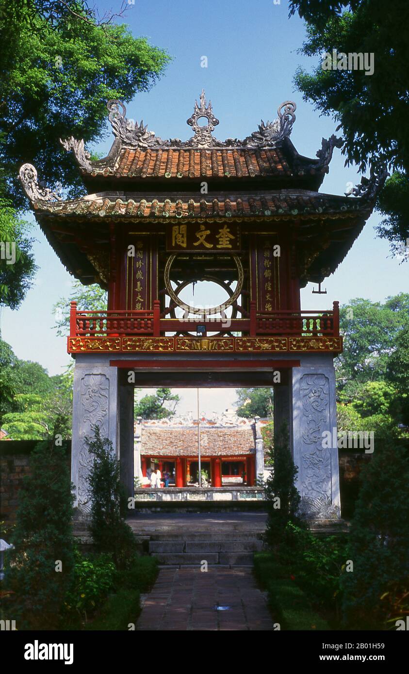 Vietnam : porte de la Constellation de la Littérature (Khue Van CAC), Temple de la Littérature (Van Mieu), Hanoi. Le Temple de la Littérature ou Van Mieu est l’un des trésors culturels les plus importants du Vietnam. Fondé en 1070 par le roi Ly Thanh Tong du début de la dynastie Ly, le temple était à l'origine dédié à la fois à Confucius et à Chu Cong, un membre de la famille royale chinoise crédité d'être à l'origine de nombreux enseignements que Confucius a développés cinq cents ans plus tard. Le site a été choisi par les géomanciers de la dynastie Ly pour être en harmonie avec le temple taoïste Bich Cau et la pagode bouddhiste à un pilier. Banque D'Images