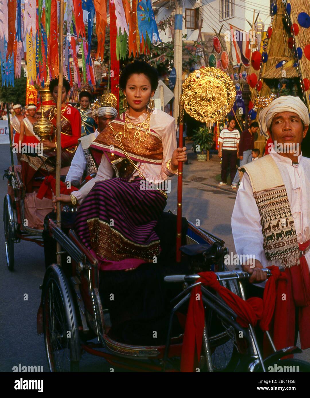 Thaïlande : Femme thaïlandaise du Nord dans le défilé du Festival des parapluies de Bo sang, Bo sang, Chiang Mai. Bo sang, près de la ville de Chiang Mai, au nord de la Thaïlande, est célèbre pour ses parapluies et parasols aux couleurs vives faits à la main. Une fois par an, fin janvier, le Bo sang Umbrella and San Kamphaeng Handicrafts Festival se tient dans la ville. Chiang Mai (qui signifie « nouvelle ville »), parfois écrit « Chiengmai » ou « Chiangmai », est la ville la plus grande et la plus importante culturellement dans le nord de la Thaïlande. Le roi Mengrai a fondé la ville de Chiang Mai en 1296, qui a succédé à Chiang Rai comme capitale du royaume de Lanna. Banque D'Images