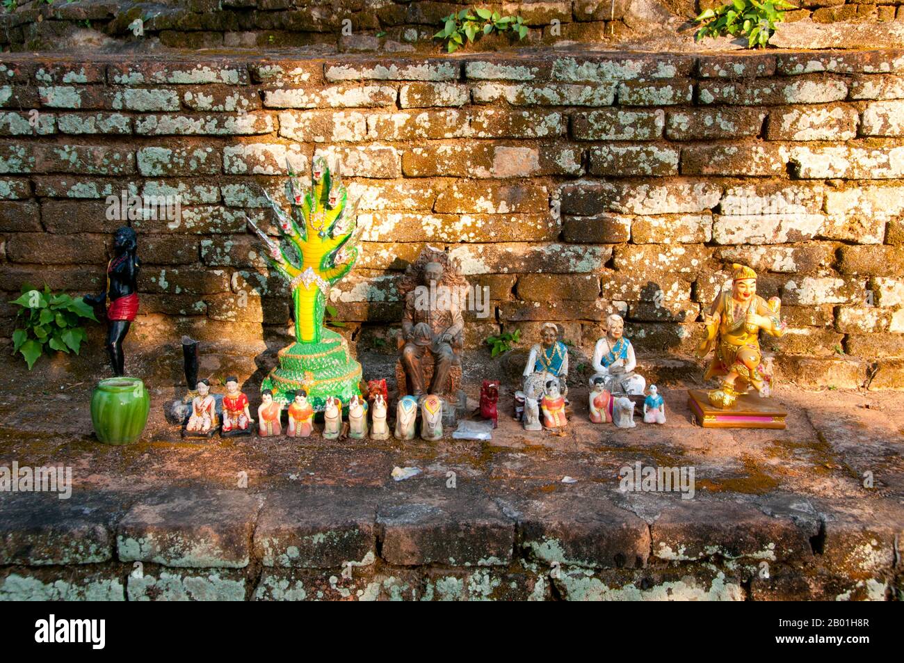Thaïlande : une sélection de statues dont le roi thaïlandais Chulalongkorn (Rama V) placé à la base de Chedi Plong par des dévots, Wat Chiang Chom (Wat Chedi Plong), Chiang Mai. Le roi Mengrai a fondé la ville de Chiang Mai (signifiant « nouvelle ville ») en 1296, et elle a succédé à Chiang Rai comme capitale du royaume de Lanna. Chiang Mai parfois écrit comme 'Chiengmai' ou 'Chiangmai', est la ville la plus grande et la plus culturellement significative du nord de la Thaïlande. Banque D'Images