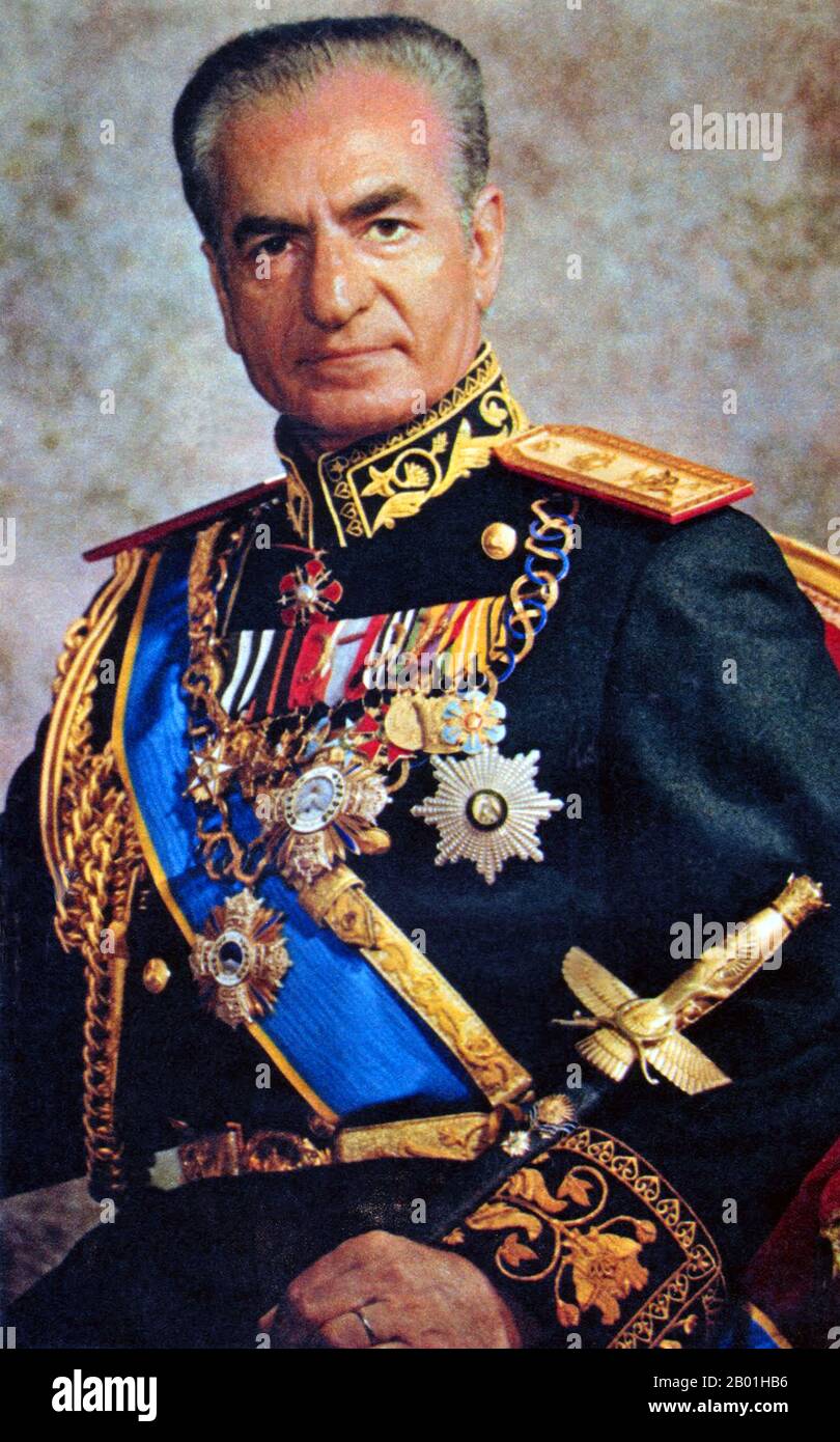 Iran/Perse : Mohammad Rezā Shāh Pahlavi (26 octobre 1919 – 27 juillet 1980), Shah d'Iran, Shah de Perse (r. 1941-1979), années 1970 Mohammad Rezā Shāh Pahlavi a gouverné l'Iran du 16 septembre 1941 jusqu'à son renversement par la Révolution iranienne le 11 février 1979. Il était le deuxième et dernier monarque de la Maison de Pahlavi de la monarchie iranienne. Mohammad Reza Shah est arrivé au pouvoir pendant la Seconde Guerre mondiale après qu'une invasion anglo-soviétique ait forcé l'abdication de son père Reza Shah. Pendant son règne, l'industrie pétrolière iranienne a été nationalisée sous le Premier ministre Mohammad Mosaddegh. Banque D'Images