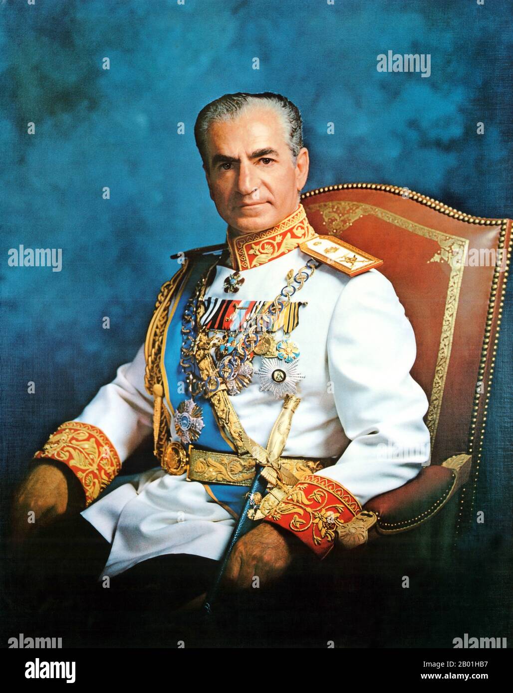 Iran/Perse : Portrait officiel de Mohammad Rezā Shāh Pahlavi (26 octobre 1919 – 27 juillet 1980), Shah d'Iran, Shah de Perse (r. 1941-1979), 1973. Mohammad Rezā Shāh Pahlavi a gouverné l'Iran du 16 septembre 1941 jusqu'à son renversement par la Révolution iranienne le 11 février 1979. Il était le deuxième et dernier monarque de la Maison de Pahlavi de la monarchie iranienne. Mohammad Reza Shah est arrivé au pouvoir pendant la Seconde Guerre mondiale après qu'une invasion anglo-soviétique ait forcé l'abdication de son père Reza Shah. Pendant son règne, l'industrie pétrolière iranienne a été nationalisée sous le Premier ministre Mohammad Mosaddegh. Banque D'Images