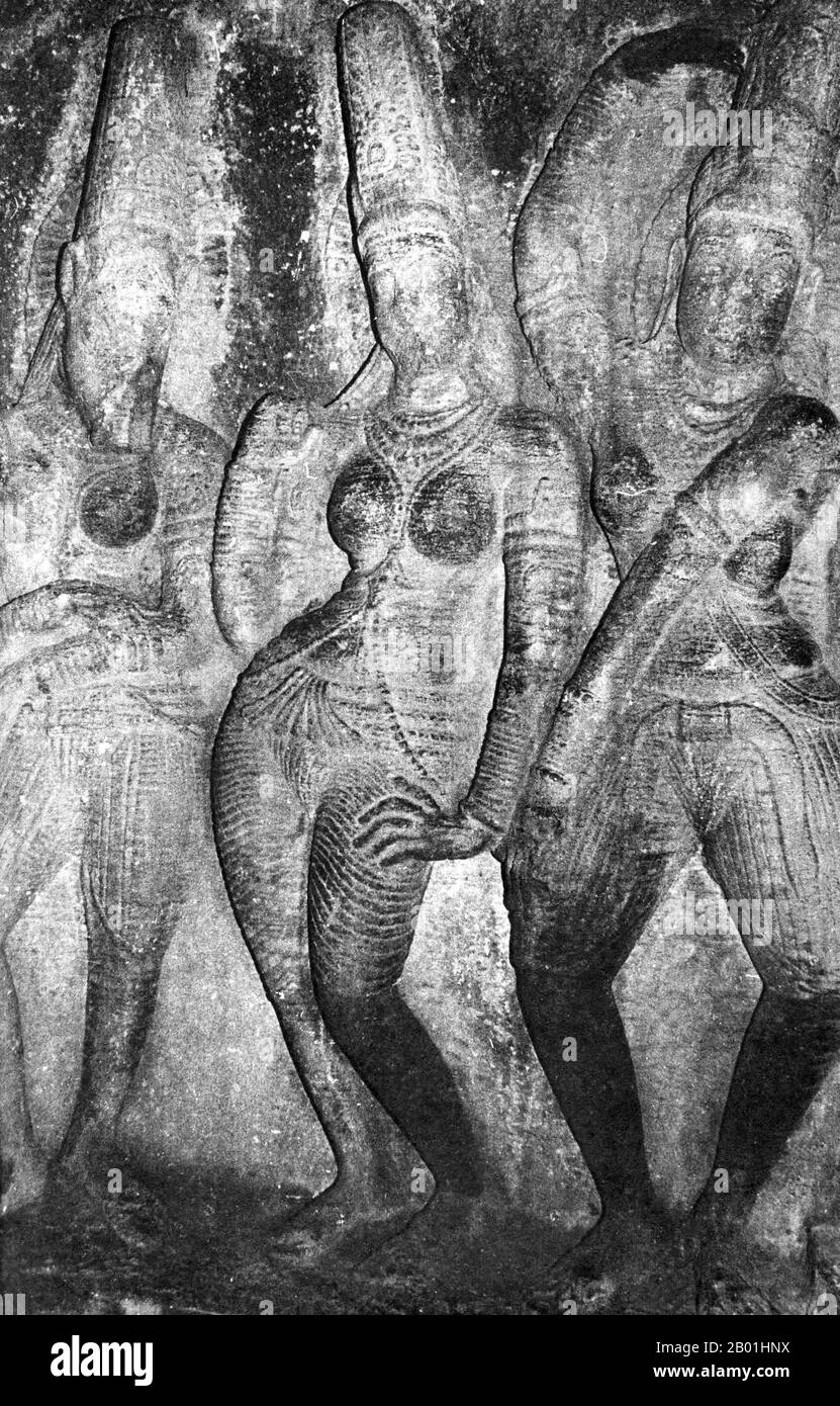 Inde : sculpture sur pierre de la déesse hindoue Varahi (centre) comme Matrika, temple de la grotte Aihole, Bagalkot, Kannada, c. 6e-8e siècle de notre ère. Photo Benjamin Preciado (licence CC BY 3,0), 1977. Varahi (sanskrit : वाराही, Vārāhī) est l'une des Matrikas, un groupe de sept ou huit déesses mères de la religion hindoue. Avec la tête d'une truie, Varahi est la shakti (énergie féminine, ou parfois, consort) de Varaha, l'Avatar sanglier du dieu Vishnu. Au Népal, elle s'appelle Barahi. Varahi est vénéré par les trois grandes écoles de l'hindouisme : Shaktisme, Shaivisme et Vaishnavisme. Banque D'Images