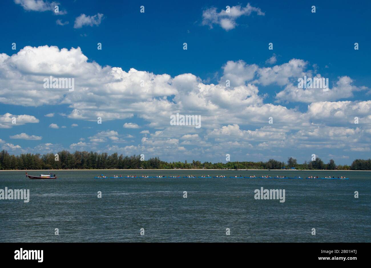 Thaïlande : kayakistes dans l'embouchure de la rivière près de la plage, Hat Yao, province de Trang. La province de Trang dépendait de l’extraction de l’étain jusqu’à ce que les premiers plants de caoutchouc soient importés en Thaïlande vers 1901 – une partie d’un long voyage depuis l’Amérique du Sud via les États malais voisins. Le caoutchouc, l'huile de palme et la pêche sont les piliers de l'économie de la province. Le tourisme a un impact croissant alors que la côte et les îles Andaman de Trang sont de plus en plus développées et popularisées. Banque D'Images