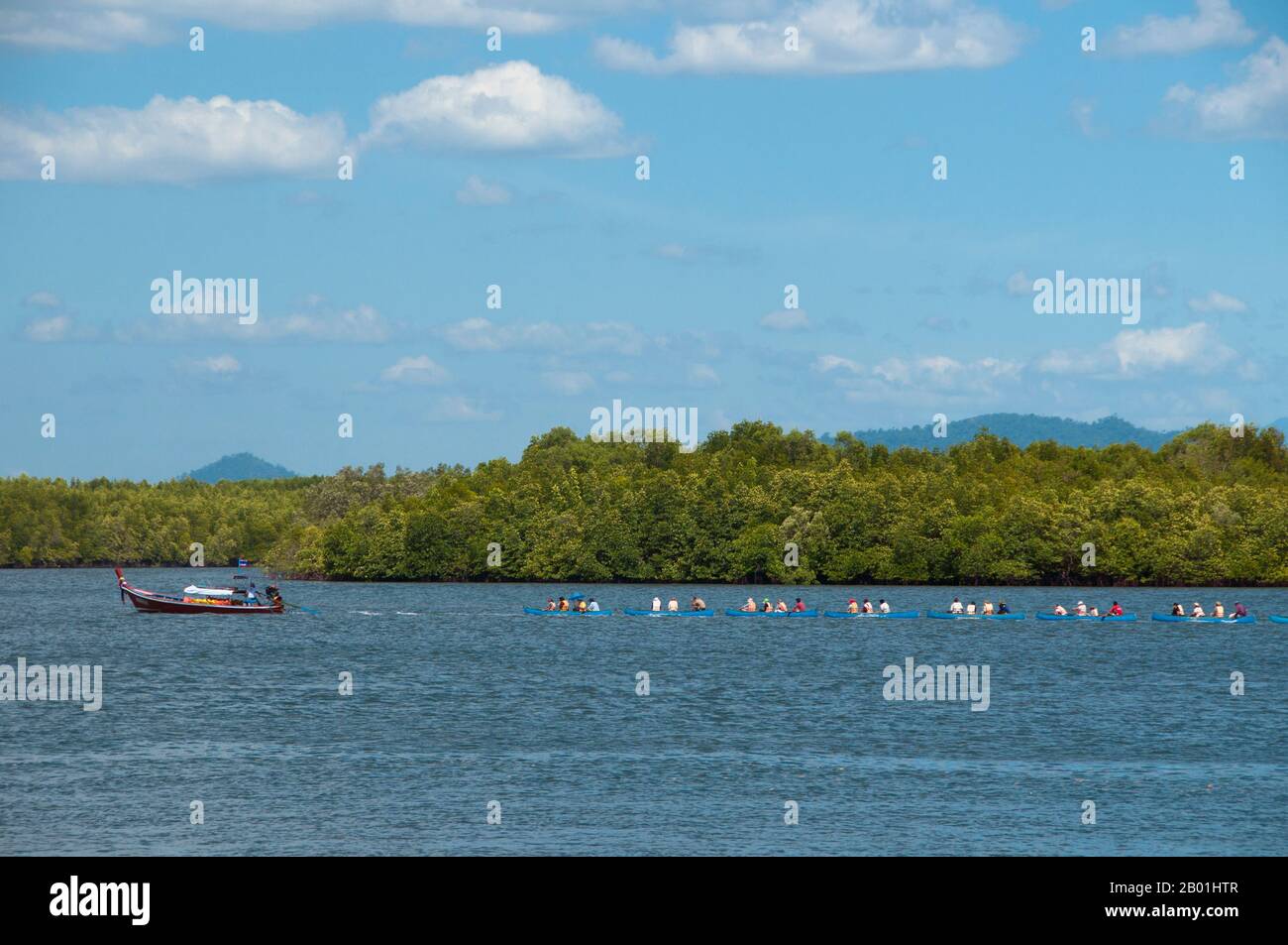 Thaïlande : kayakistes dans l'embouchure de la rivière près de la plage, Hat Yao, province de Trang. La province de Trang dépendait de l’extraction de l’étain jusqu’à ce que les premiers plants de caoutchouc soient importés en Thaïlande vers 1901 – une partie d’un long voyage depuis l’Amérique du Sud via les États malais voisins. Le caoutchouc, l'huile de palme et la pêche sont les piliers de l'économie de la province. Le tourisme a un impact croissant alors que la côte et les îles Andaman de Trang sont de plus en plus développées et popularisées. Banque D'Images