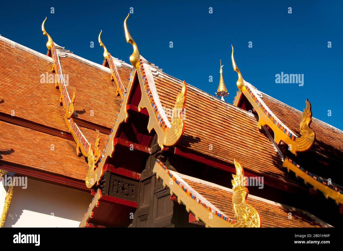 Thaïlande : toits multicouches de l'ubosot et du viharn à Wat Duang Di, Chiang Mai. Wat Duang Di ou «le monastère de la chance» date du 19e siècle et est célèbre pour ses frontons sculptés et autres décorations en stuc. Le roi Mengrai a fondé la ville de Chiang Mai (signifiant « nouvelle ville ») en 1296, et elle a succédé à Chiang Rai comme capitale du royaume de Lanna. Chiang Mai parfois écrit comme 'Chiengmai' ou 'Chiangmai', est la ville la plus grande et la plus culturellement significative du nord de la Thaïlande. Banque D'Images