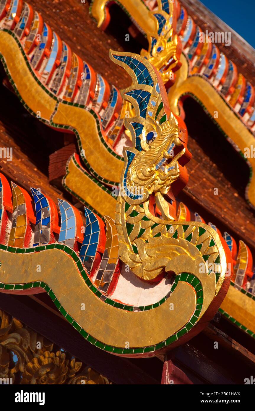 Thaïlande : Naga Finials au Wat Duang Di, Chiang Mai. Wat Duang Di ou «le monastère de la chance» date du 19e siècle et est célèbre pour ses frontons sculptés et autres décorations en stuc. Le roi Mengrai a fondé la ville de Chiang Mai (signifiant « nouvelle ville ») en 1296, et elle a succédé à Chiang Rai comme capitale du royaume de Lanna. Chiang Mai parfois écrit comme 'Chiengmai' ou 'Chiangmai', est la ville la plus grande et la plus culturellement significative du nord de la Thaïlande. Banque D'Images