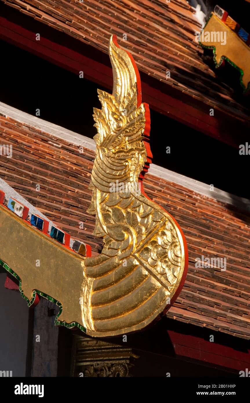 Thaïlande : Naga Finials au Wat Duang Di, Chiang Mai. Wat Duang Di ou «le monastère de la chance» date du 19e siècle et est célèbre pour ses frontons sculptés et autres décorations en stuc. Le roi Mengrai a fondé la ville de Chiang Mai (signifiant « nouvelle ville ») en 1296, et elle a succédé à Chiang Rai comme capitale du royaume de Lanna. Chiang Mai parfois écrit comme 'Chiengmai' ou 'Chiangmai', est la ville la plus grande et la plus culturellement significative du nord de la Thaïlande. Banque D'Images