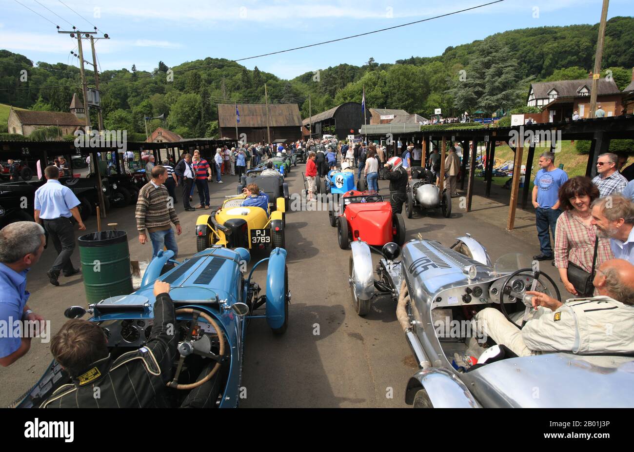 Voitures anciennes attendant d'escalader la colline à Shelsley Walsh, Worcestershire, Angleterre, Royaume-Uni. Banque D'Images