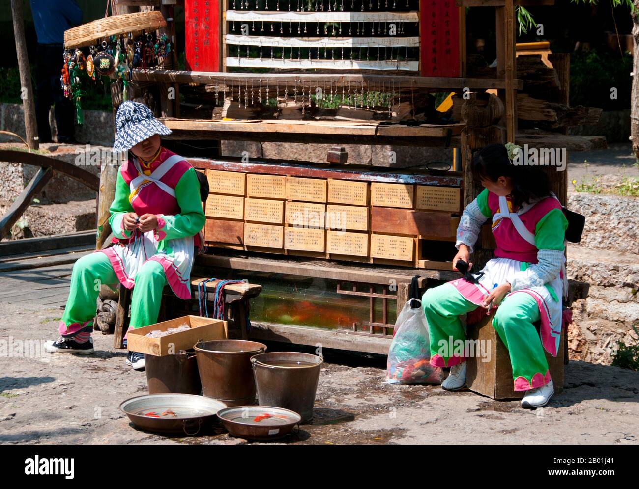 Chine : femmes Yi (Lolo), vieille ville de Lijiang, province du Yunnan. Le peuple Yi ou Lolo est un groupe ethnique que l'on trouve principalement dans le Yunnan, au sud-ouest de la Chine. Avec 8 millions d'habitants, ils sont le septième plus grand des 55 groupes ethniques minoritaires officiellement reconnus par la République populaire de Chine. Ils vivent principalement dans les zones rurales du Sichuan, du Yunnan, du Guizhou et du Guangxi, généralement dans les régions montagneuses. Les Yi parlent Yi, une langue étroitement liée au birman. Les Yi sont plus ruraux que leurs voisins Naxi urbanisés. Comme les Naxi, ils sont un peuple tibéto-birman. Banque D'Images