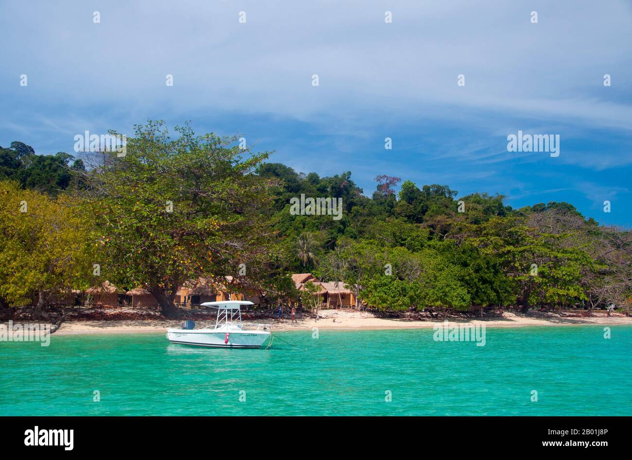 Thaïlande : hébergement en cabane de plage sur Ko Kradan, province de Trang. Ko Kradan se trouve à 13 km (8 miles) au sud de la jetée de Pak Meng de Trang et est juste l'une des perles de la mer d'Andaman qui se trouvent au large de la côte sud-ouest de Trang. La province de Trang dépendait de l’extraction de l’étain jusqu’à ce que les premiers plants de caoutchouc soient importés en Thaïlande vers 1901 – une partie d’un long voyage depuis l’Amérique du Sud via les États malais voisins. Le caoutchouc, l'huile de palme et la pêche sont les piliers de l'économie de la province. Le tourisme a un impact croissant alors que la côte et les îles Anadaman de Trang sont de plus en plus développées et popularisées. Banque D'Images