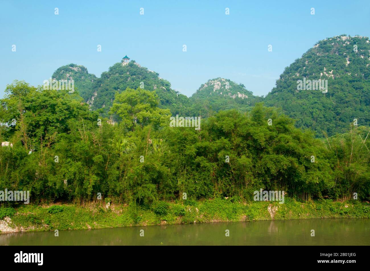 Chine : Qixing Gongyuan (parc des sept étoiles). Qixing Gongyuan ou parc Seven Star tire son nom de la position de ses sept collines, qui suggèrent le motif de la constellation de la charrue (Big Dipper). Le parc est une attraction touristique depuis plus de 1 000 ans. Le nom Guilin signifie «Bois de Cassia» et est nommé d'après les fleurs d'osmanthus (Cassia) qui fleurissent tout au long de la période d'automne. Guilin est le théâtre des paysages les plus célèbres de Chine, inspirant des milliers de peintures sur de nombreux siècles. Ils sont souvent appelés les «plus belles montagnes et rivières sous le ciel». Banque D'Images