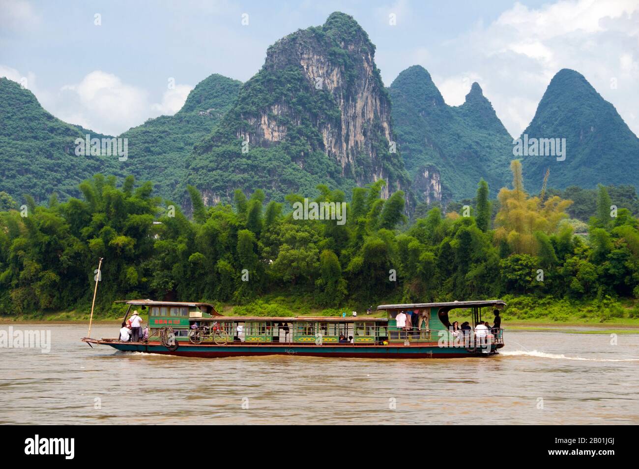 Chine : bateaux sur la rivière Li à Yangshuo, près de Guilin, province du Guangxi. Yangshuo est célèbre à juste titre pour ses paysages spectaculaires. Il se trouve sur la rive ouest de la rivière Li (Lijiang) et est à seulement 60 km en aval de Guilin. Au cours des dernières années, il est devenu une destination populaire auprès des touristes tout en conservant son atmosphère de petite ville fluviale. Guilin est le théâtre des paysages les plus célèbres de Chine, inspirant des milliers de peintures sur de nombreux siècles. Les « plus belles montagnes et rivières sous le ciel » sont tellement inspirantes que poètes, artistes et touristes ont fait de cette Chine l’attraction naturelle numéro un. Banque D'Images