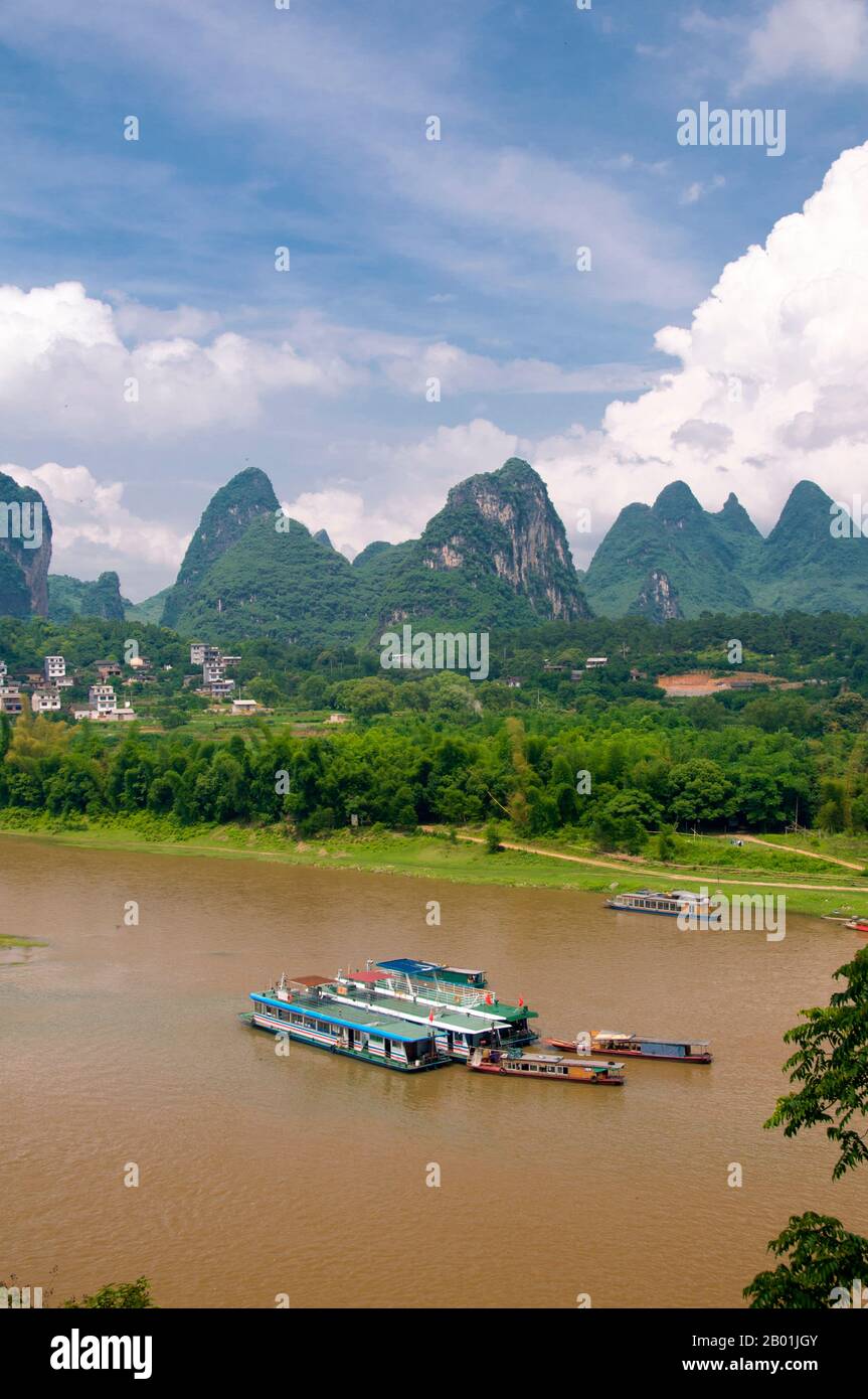 Chine : bateaux sur la rivière Li à Yangshuo, près de Guilin, province du Guangxi. Yangshuo est célèbre à juste titre pour ses paysages spectaculaires. Il se trouve sur la rive ouest de la rivière Li (Lijiang) et est à seulement 60 km en aval de Guilin. Au cours des dernières années, il est devenu une destination populaire auprès des touristes tout en conservant son atmosphère de petite ville fluviale. Guilin est le théâtre des paysages les plus célèbres de Chine, inspirant des milliers de peintures sur de nombreux siècles. Les « plus belles montagnes et rivières sous le ciel » sont tellement inspirantes que poètes, artistes et touristes ont fait de cette Chine l’attraction naturelle numéro un. Banque D'Images