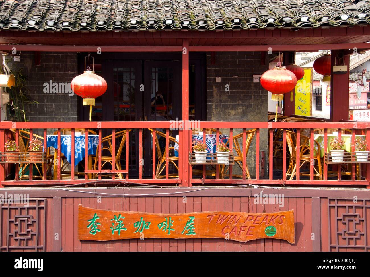 Chine : Twin Peaks Cafe sur Xi Jie (« rue des étrangers »), Yangshuo, près de Guilin, province du Guangxi. Yangshuo est célèbre à juste titre pour ses paysages spectaculaires. Il se trouve sur la rive ouest de la rivière Li (Lijiang) et se trouve à seulement 60 kilomètres en aval de Guilin. Au cours des dernières années, il est devenu une destination populaire auprès des touristes tout en conservant son atmosphère de petite ville fluviale. Guilin est le théâtre des paysages les plus célèbres de Chine, inspirant des milliers de peintures sur de nombreux siècles. Ils ont souvent été appelés les «plus belles montagnes et rivières sous le ciel». Banque D'Images